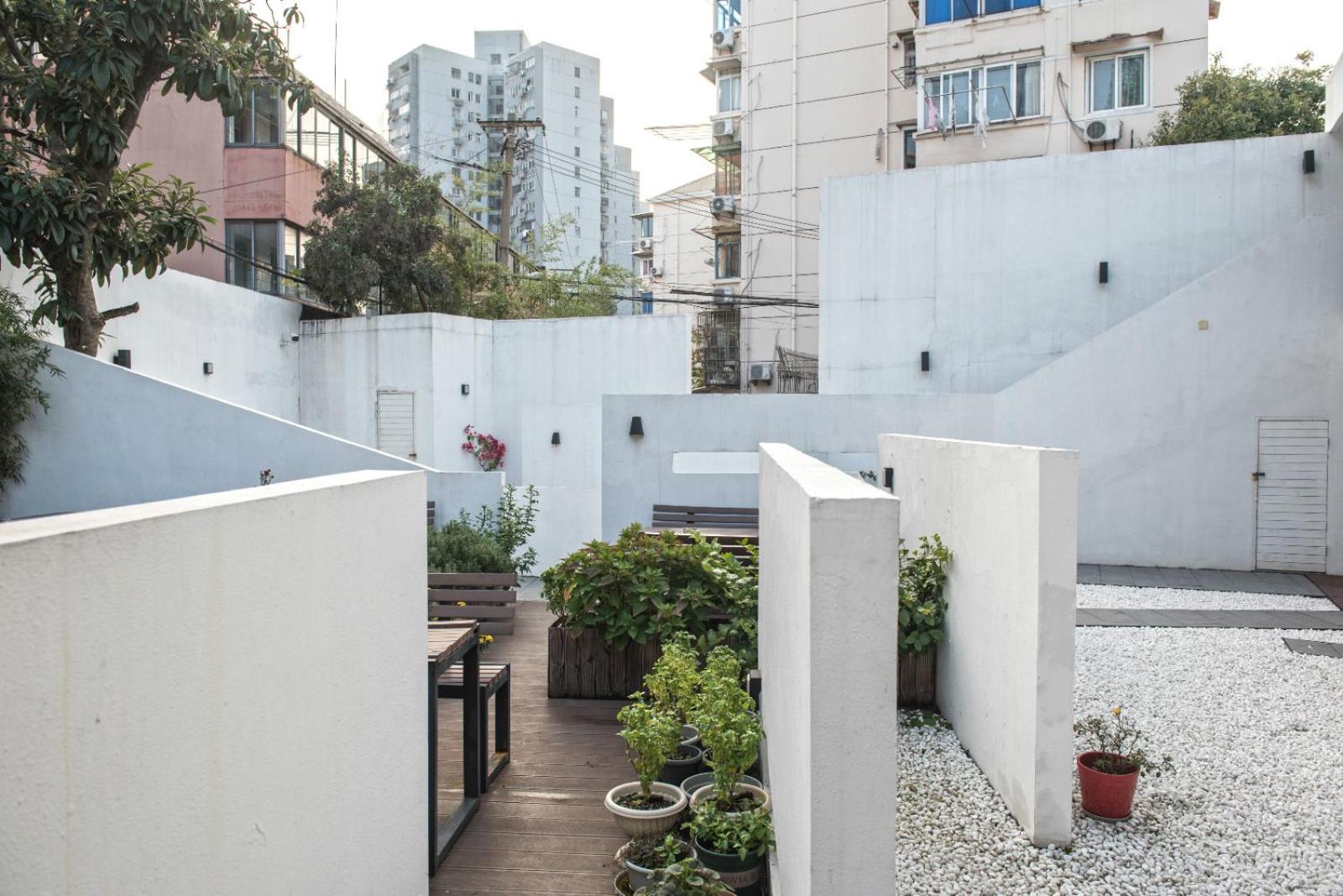 Hidden Garden Youth Hostel -Oriental Pearl &Lujiazui -Garden Social Area -Bar -Café -Free Laundry Luggage Storage -24H Front Desk -English Service