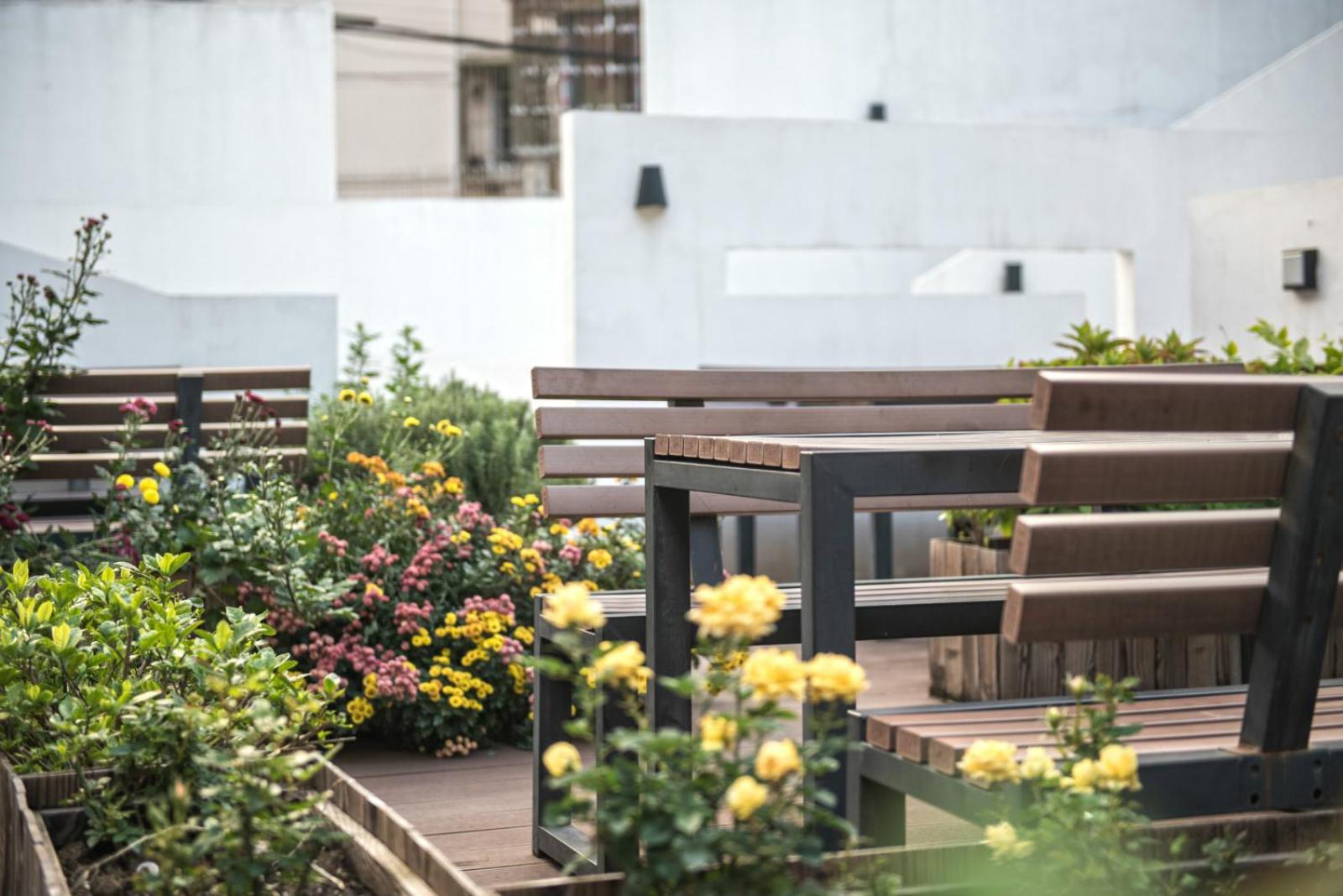 Hidden Garden Youth Hostel -Oriental Pearl &Lujiazui -Garden Social Area -Bar -Café -Free Laundry Luggage Storage -24H Front Desk -English Service
