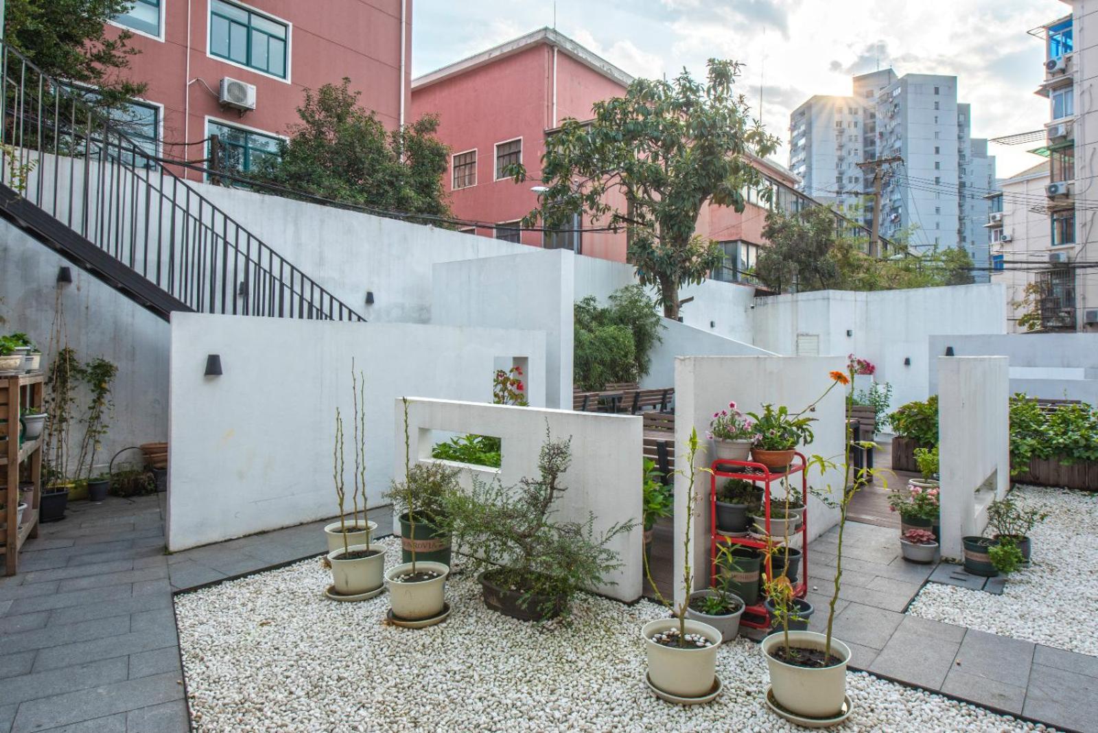 Hidden Garden Youth Hostel -Oriental Pearl &Lujiazui -Garden Social Area -Bar -Café -Free Laundry Luggage Storage -24H Front Desk -English Service