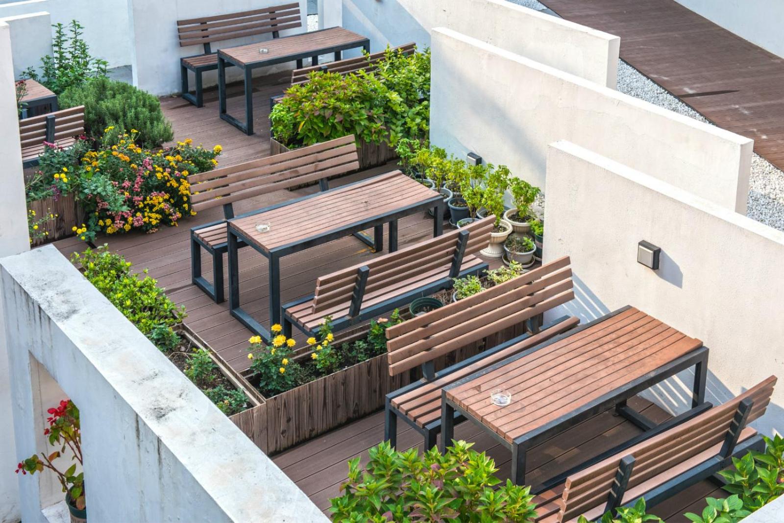 Hidden Garden Youth Hostel -Oriental Pearl &Lujiazui -Garden Social Area -Bar -Café -Free Laundry Luggage Storage -24H Front Desk -English Service