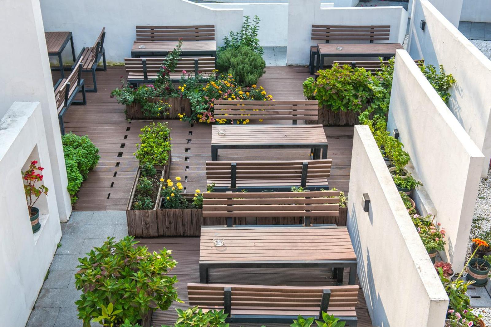 Hidden Garden Youth Hostel -Oriental Pearl &Lujiazui -Garden Social Area -Bar -Café -Free Laundry Luggage Storage -24H Front Desk -English Service