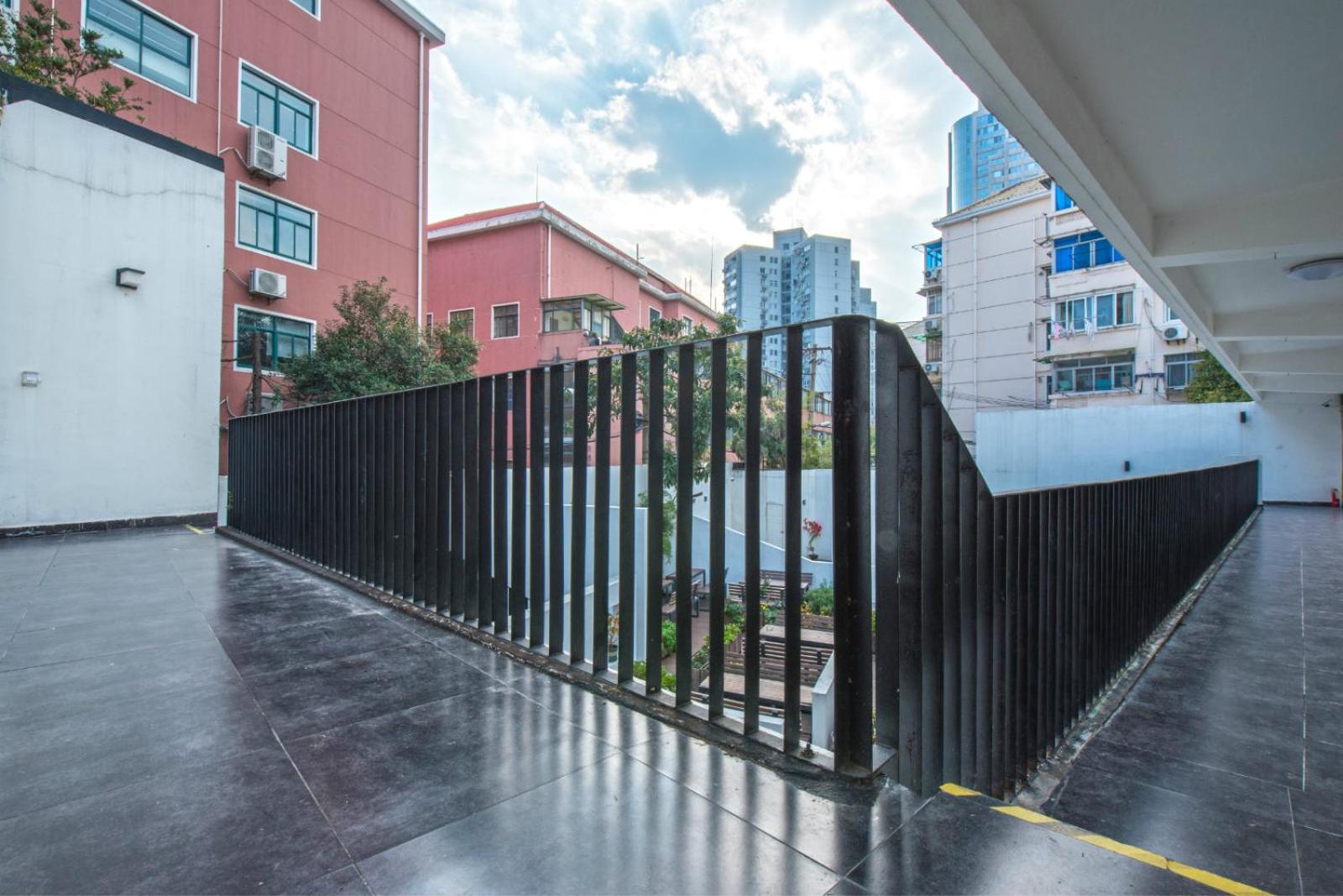 Hidden Garden Youth Hostel -Oriental Pearl &Lujiazui -Garden Social Area -Bar -Café -Free Laundry Luggage Storage -24H Front Desk -English Service