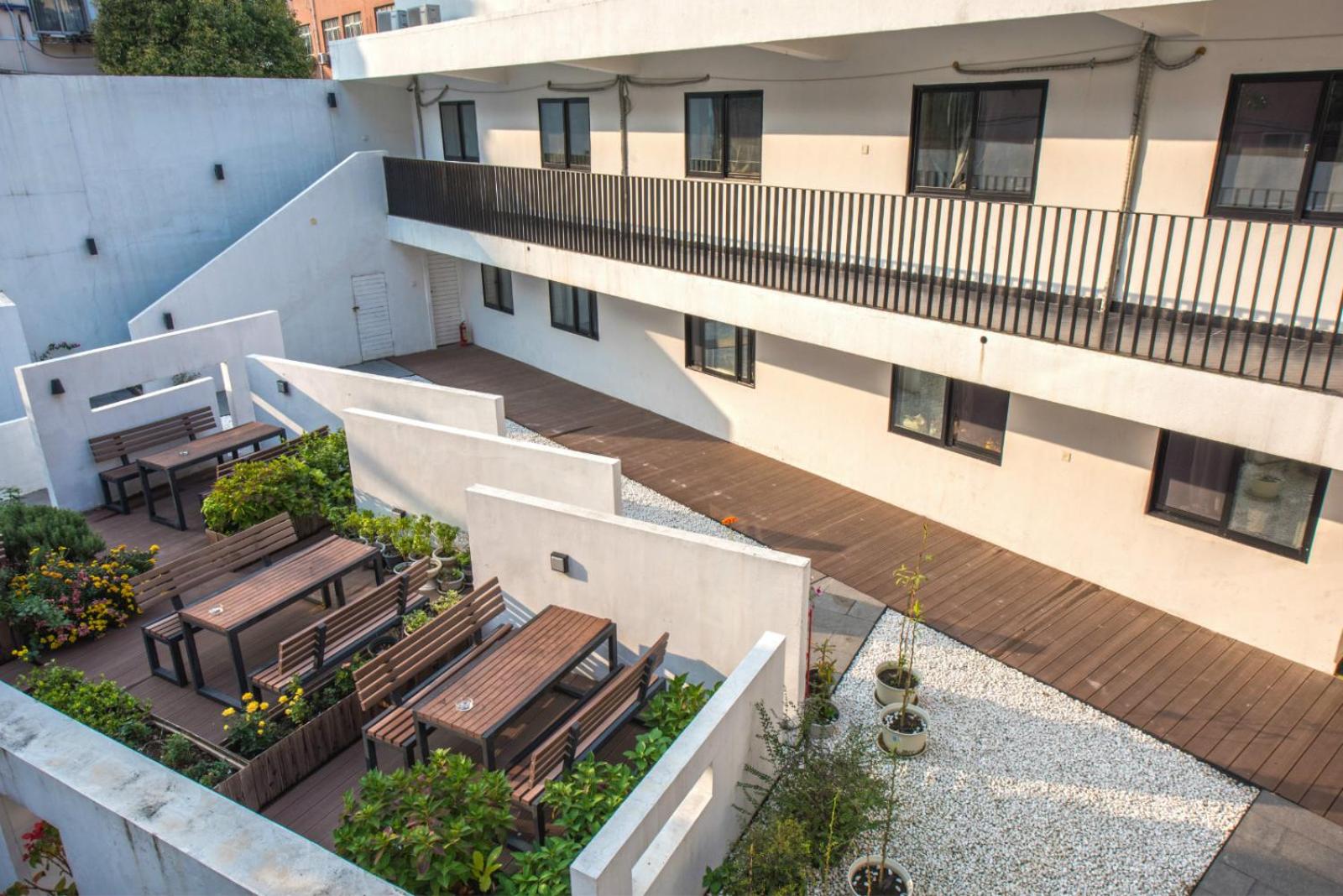 Hidden Garden Youth Hostel -Oriental Pearl &Lujiazui -Garden Social Area -Bar -Café -Free Laundry Luggage Storage -24H Front Desk -English Service