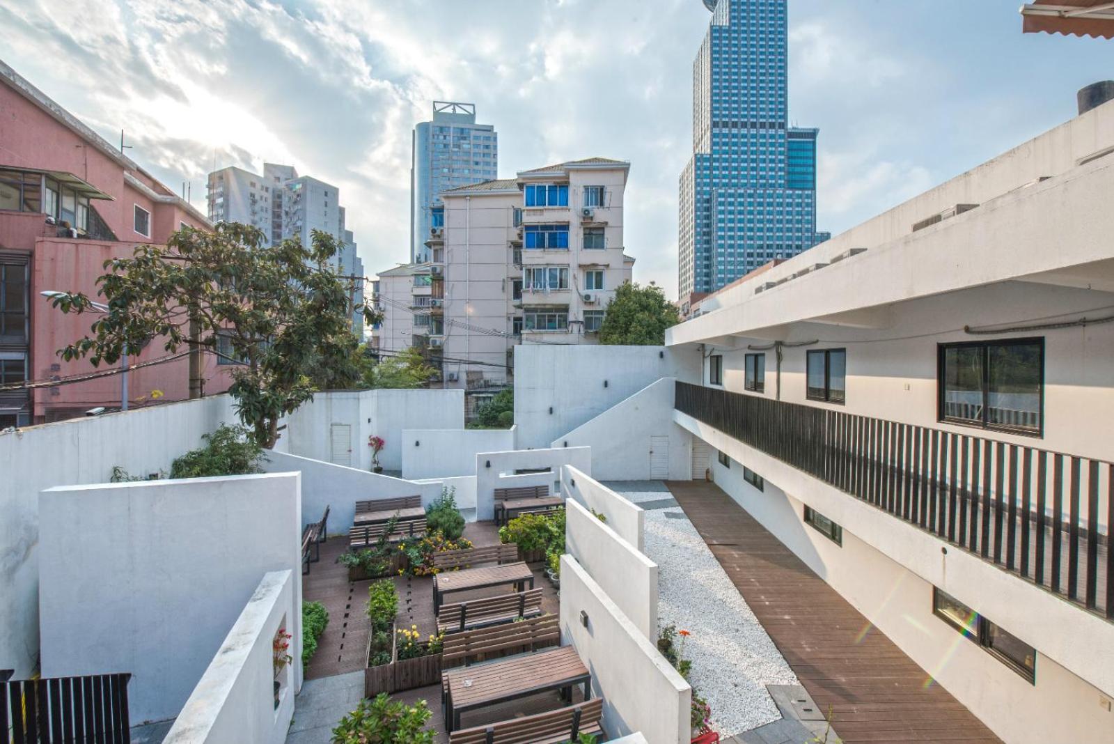 Hidden Garden Youth Hostel -Oriental Pearl &Lujiazui -Garden Social Area -Bar -Café -Free Laundry Luggage Storage -24H Front Desk -English Service