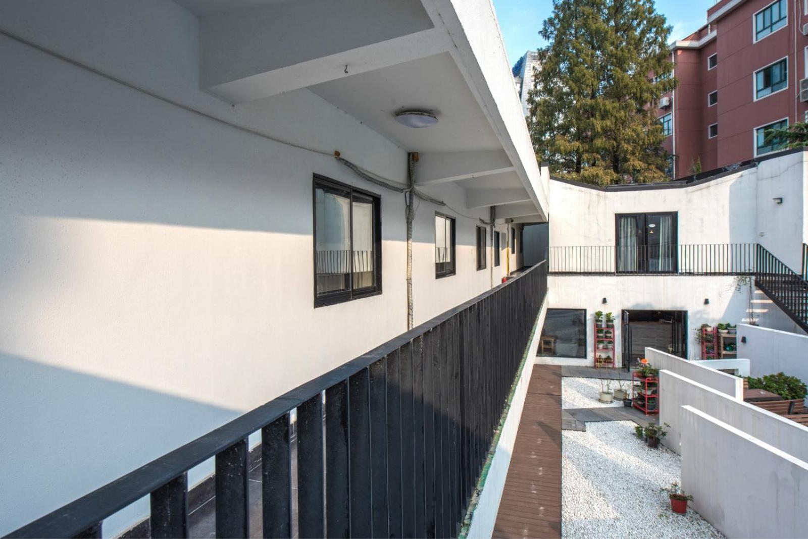 Hidden Garden Youth Hostel -Oriental Pearl &Lujiazui -Garden Social Area -Bar -Café -Free Laundry Luggage Storage -24H Front Desk -English Service