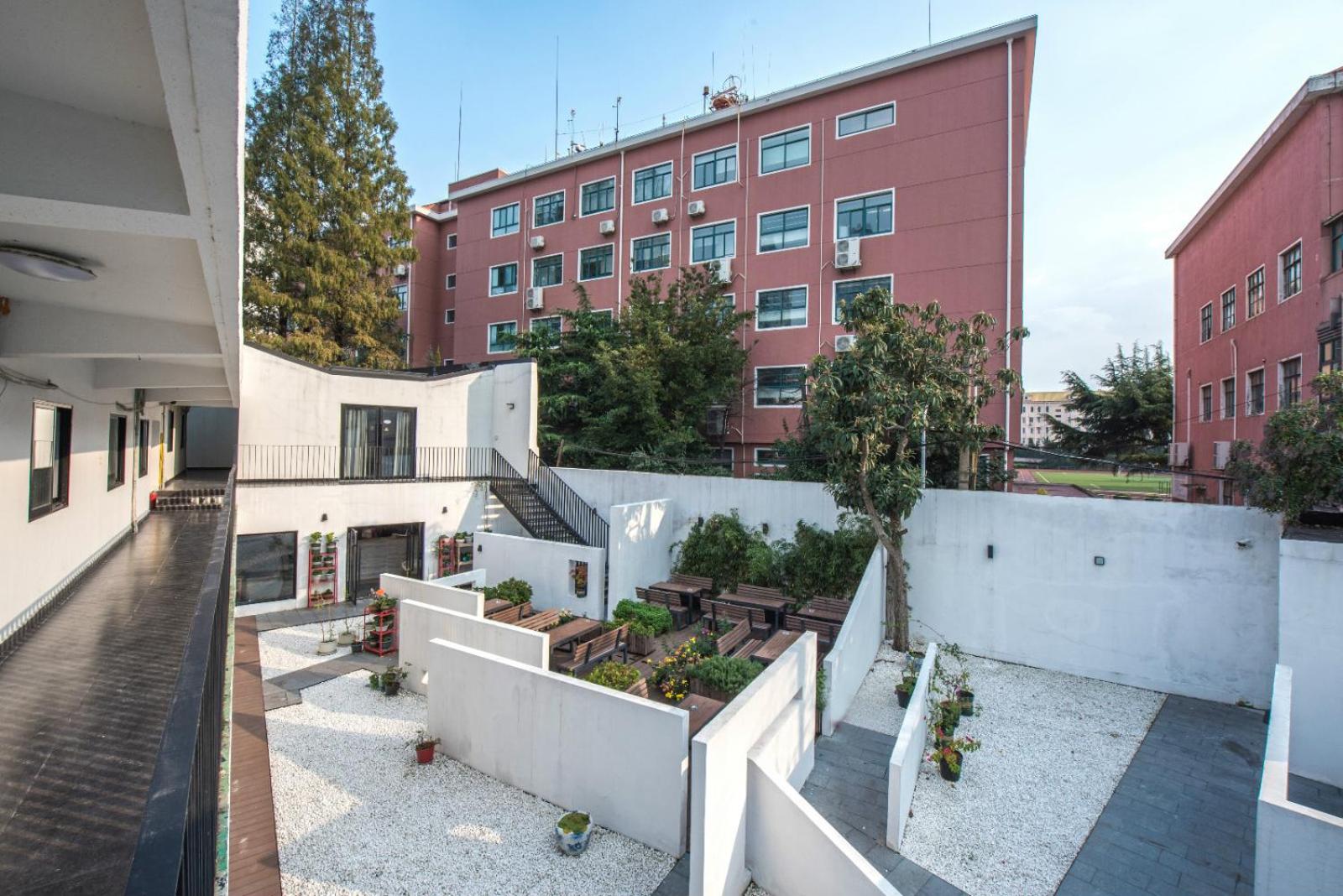 Hidden Garden Youth Hostel -Oriental Pearl &Lujiazui -Garden Social Area -Bar -Café -Free Laundry Luggage Storage -24H Front Desk -English Service