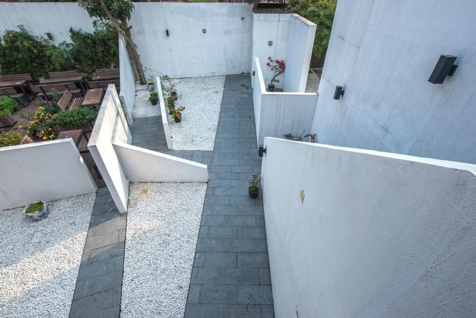 Hidden Garden Youth Hostel -Oriental Pearl &Lujiazui -Garden Social Area -Bar -Café -Free Laundry Luggage Storage -24H Front Desk -English Service