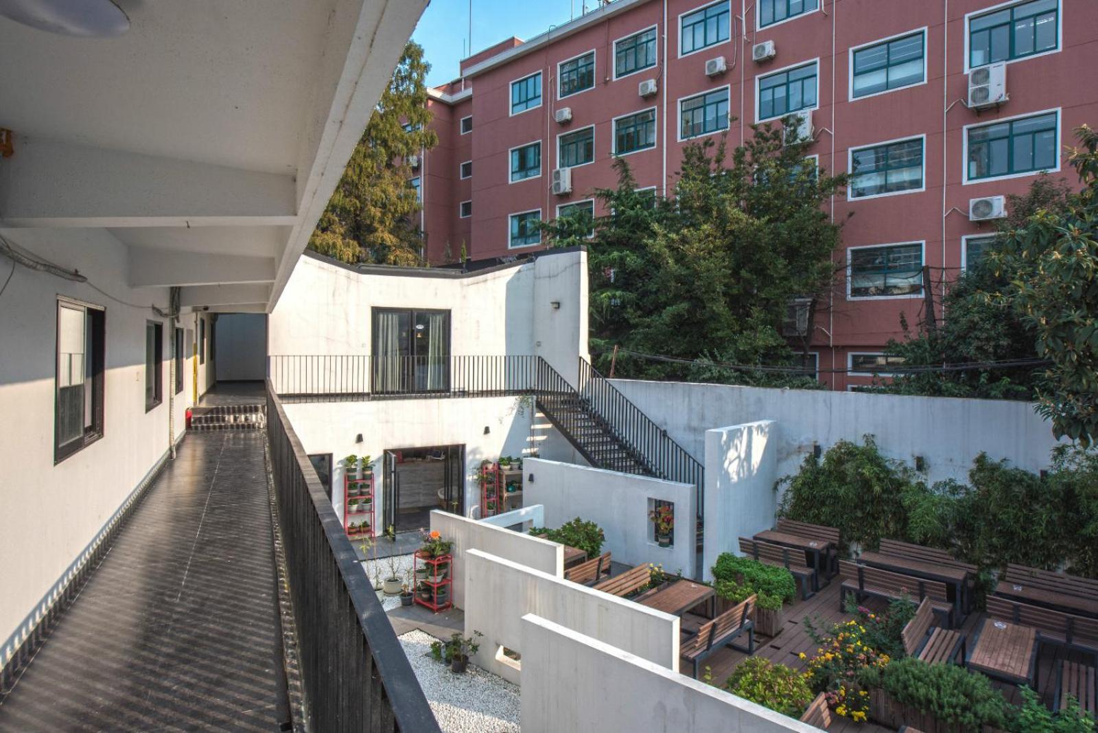 Hidden Garden Youth Hostel -Oriental Pearl &Lujiazui -Garden Social Area -Bar -Café -Free Laundry Luggage Storage -24H Front Desk -English Service