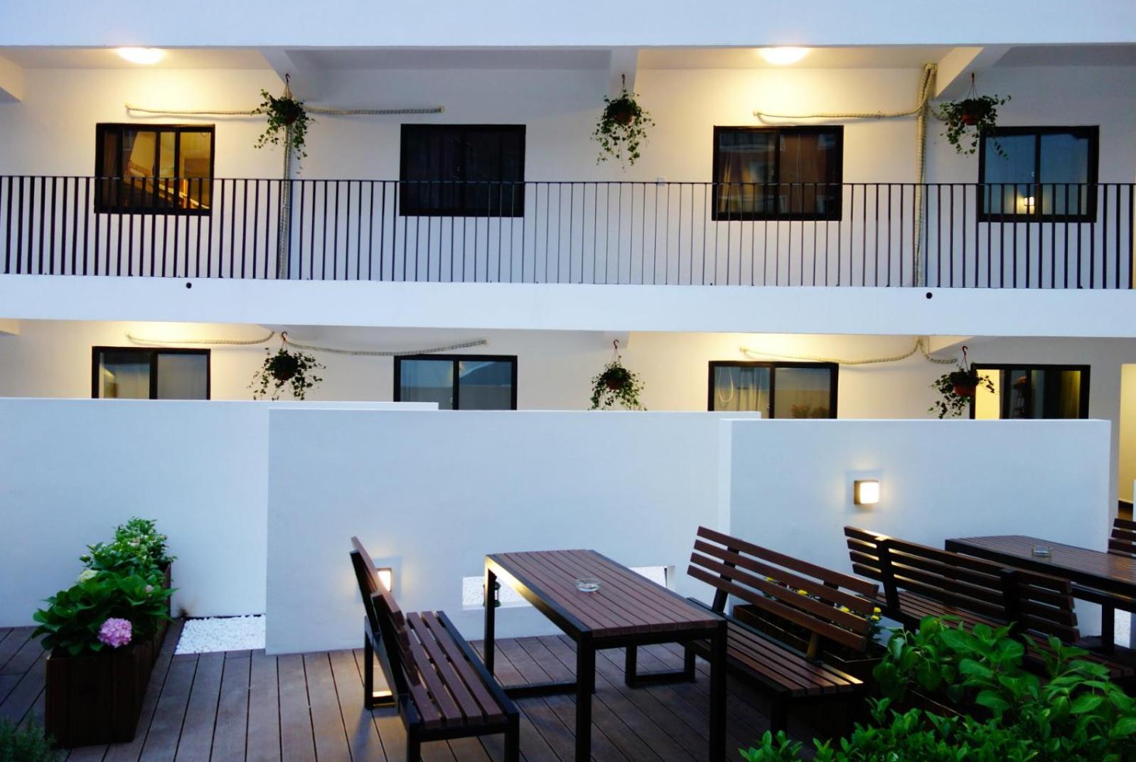 Hidden Garden Youth Hostel -Oriental Pearl &Lujiazui -Garden Social Area -Bar -Café -Free Laundry Luggage Storage -24H Front Desk -English Service