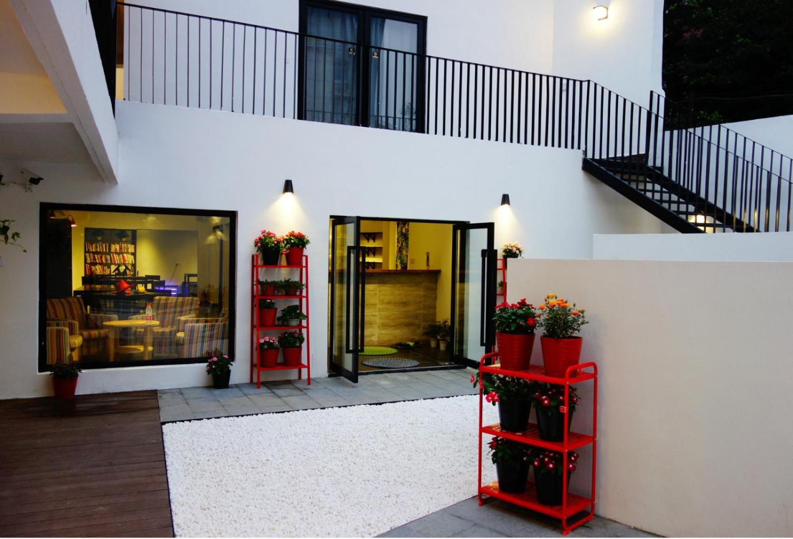 Hidden Garden Youth Hostel -Oriental Pearl &Lujiazui -Garden Social Area -Bar -Café -Free Laundry Luggage Storage -24H Front Desk -English Service