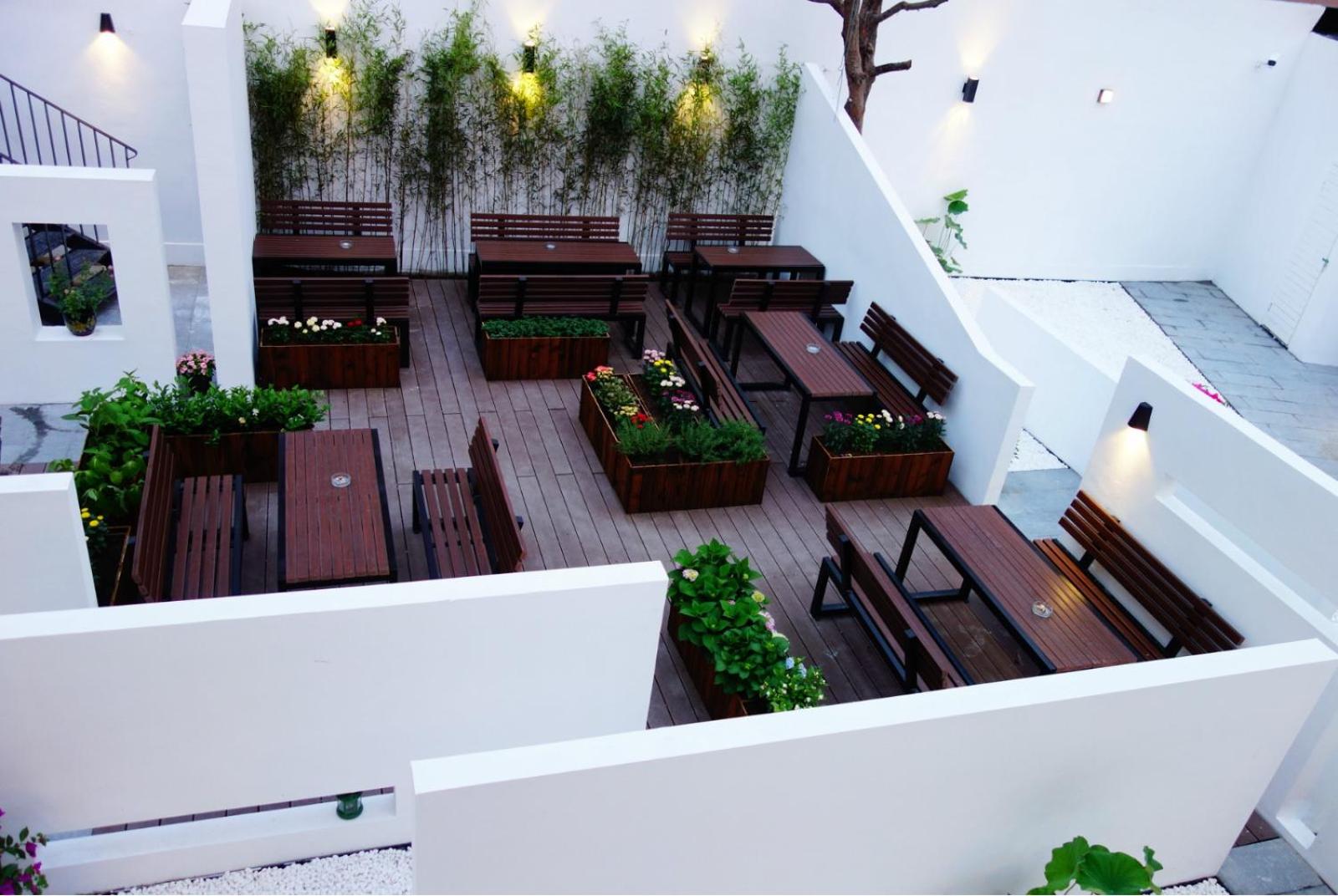 Hidden Garden Youth Hostel -Oriental Pearl &Lujiazui -Garden Social Area -Bar -Café -Free Laundry Luggage Storage -24H Front Desk -English Service