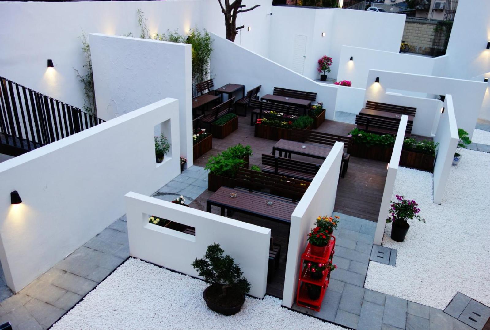 Hidden Garden Youth Hostel -Oriental Pearl &Lujiazui -Garden Social Area -Bar -Café -Free Laundry Luggage Storage -24H Front Desk -English Service