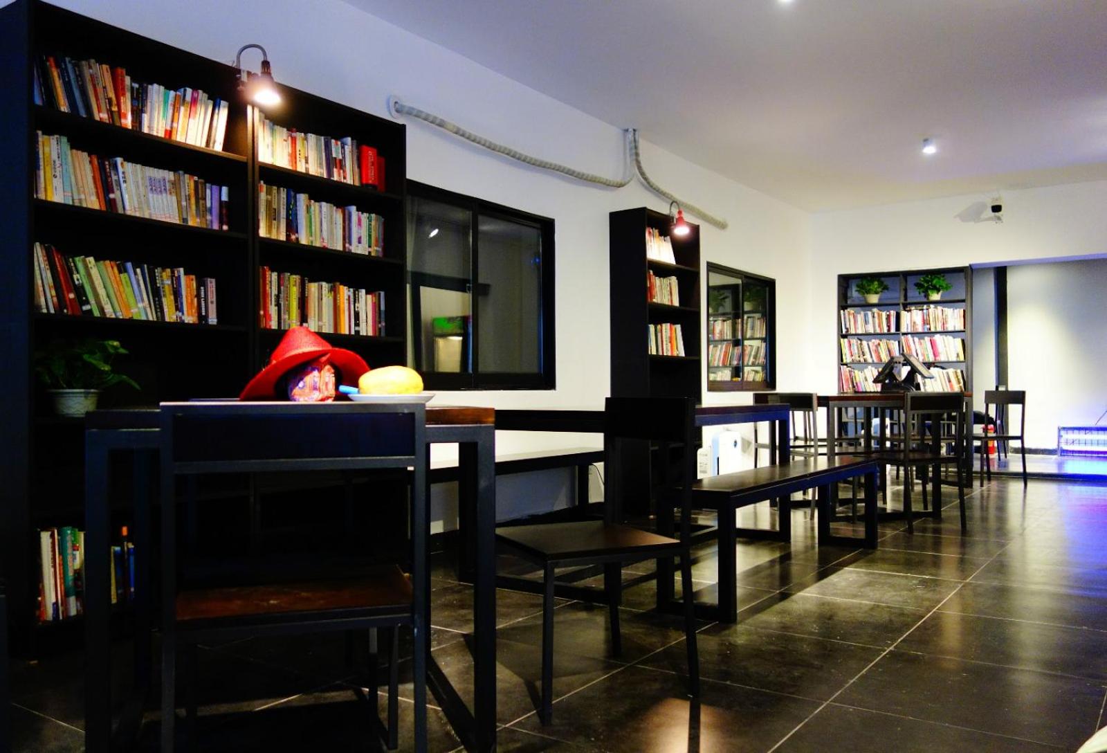 Hidden Garden Youth Hostel -Oriental Pearl &Lujiazui -Garden Social Area -Bar -Café -Free Laundry Luggage Storage -24H Front Desk -English Service