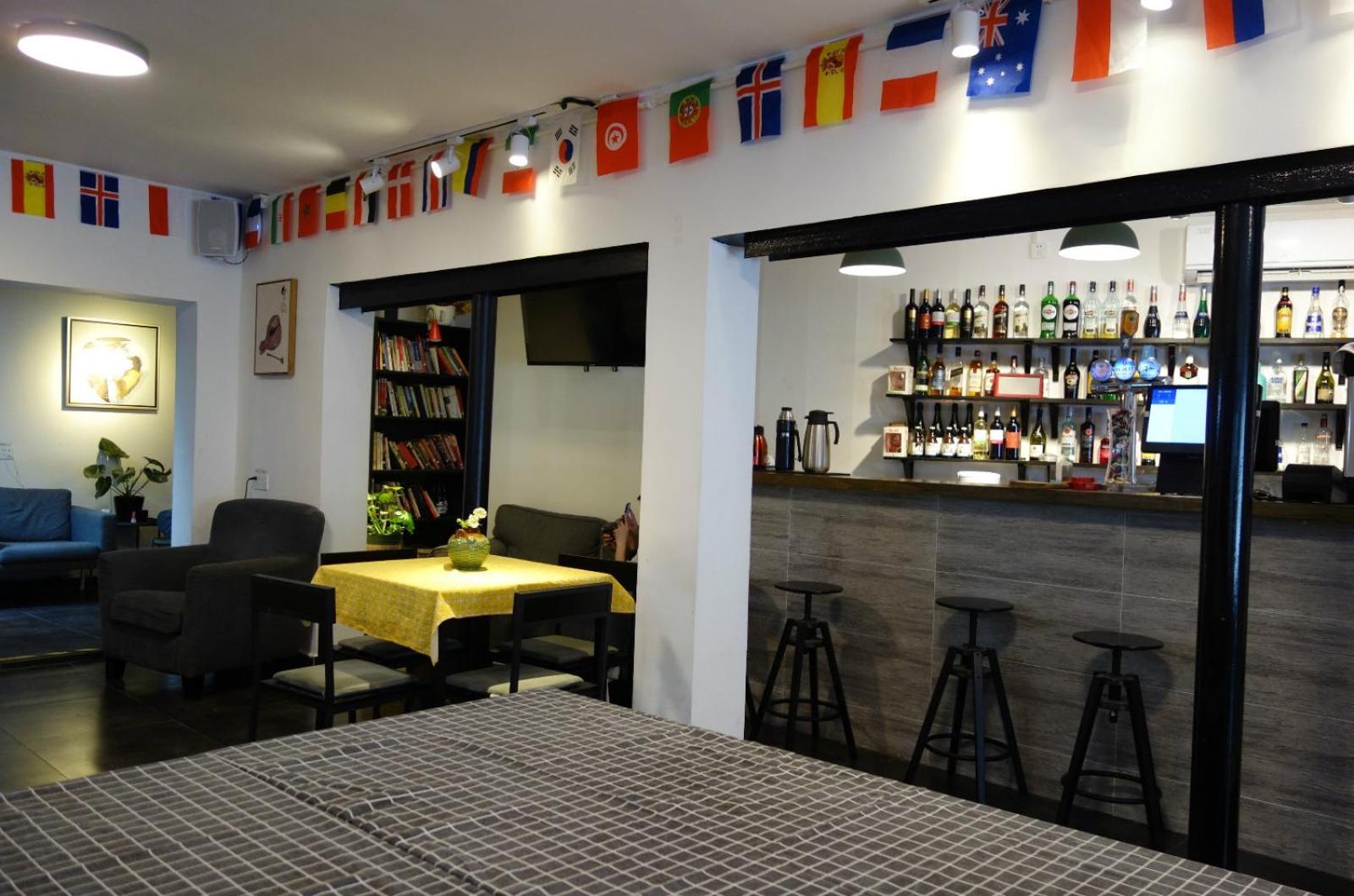 Hidden Garden Youth Hostel -Oriental Pearl &Lujiazui -Garden Social Area -Bar -Café -Free Laundry Luggage Storage -24H Front Desk -English Service