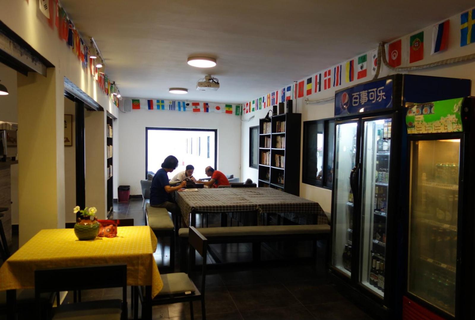 Hidden Garden Youth Hostel -Oriental Pearl &Lujiazui -Garden Social Area -Bar -Café -Free Laundry Luggage Storage -24H Front Desk -English Service