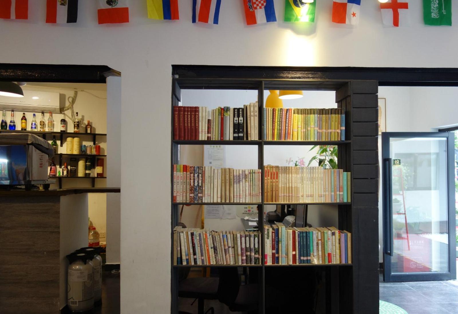 Hidden Garden Youth Hostel -Oriental Pearl &Lujiazui -Garden Social Area -Bar -Café -Free Laundry Luggage Storage -24H Front Desk -English Service