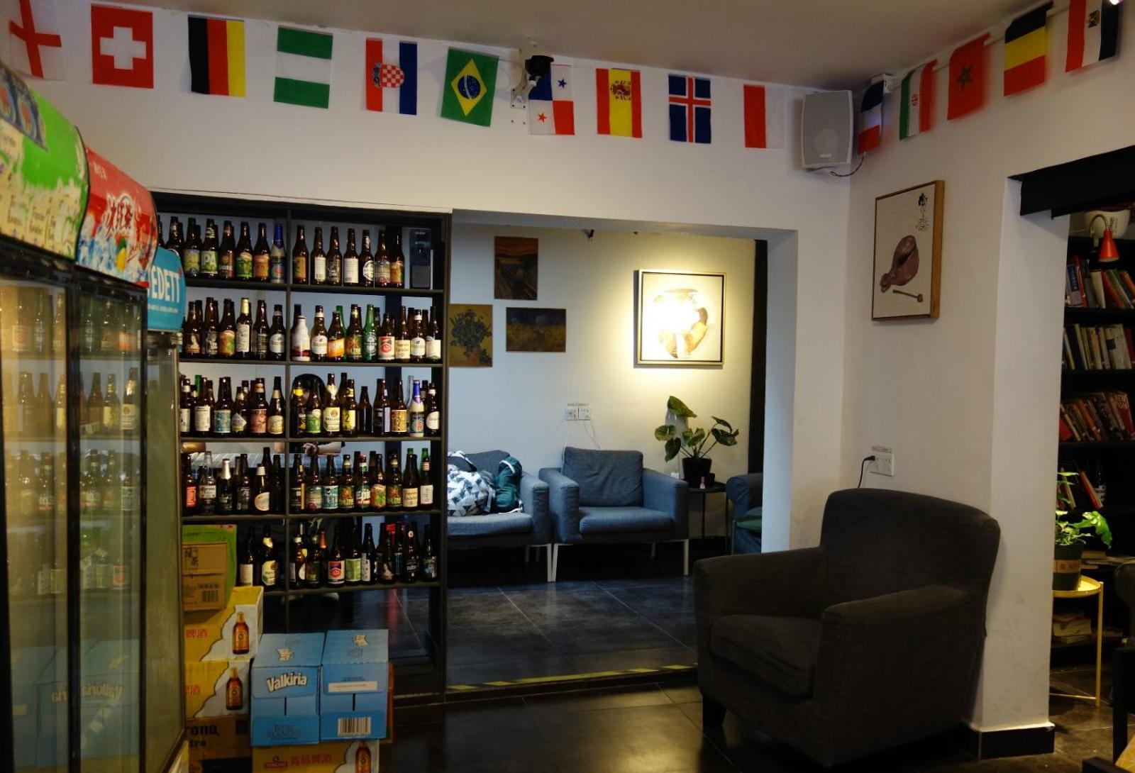 Hidden Garden Youth Hostel -Oriental Pearl &Lujiazui -Garden Social Area -Bar -Café -Free Laundry Luggage Storage -24H Front Desk -English Service