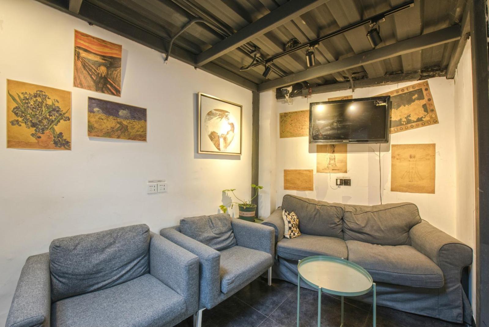 Hidden Garden Youth Hostel -Oriental Pearl &Lujiazui -Garden Social Area -Bar -Café -Free Laundry Luggage Storage -24H Front Desk -English Service