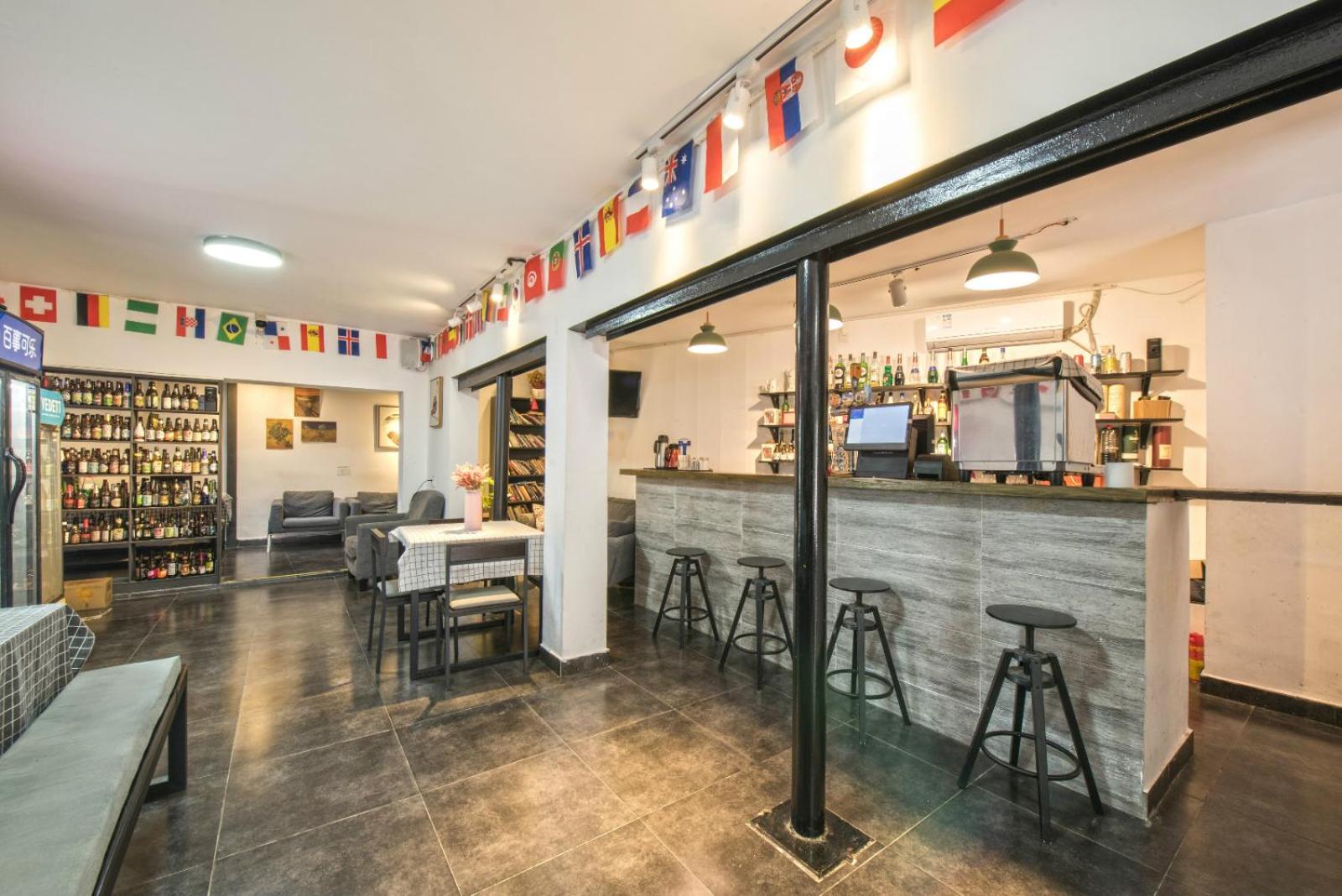 Hidden Garden Youth Hostel -Oriental Pearl &Lujiazui -Garden Social Area -Bar -Café -Free Laundry Luggage Storage -24H Front Desk -English Service