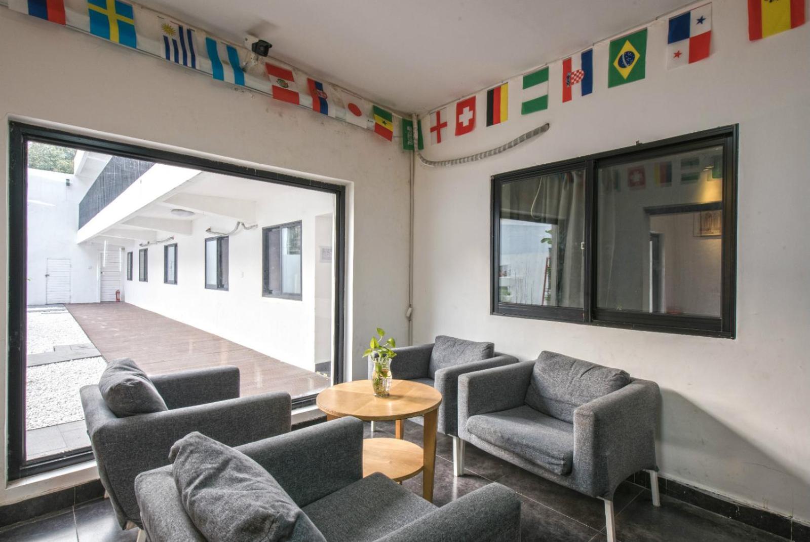Hidden Garden Youth Hostel -Oriental Pearl &Lujiazui -Garden Social Area -Bar -Café -Free Laundry Luggage Storage -24H Front Desk -English Service
