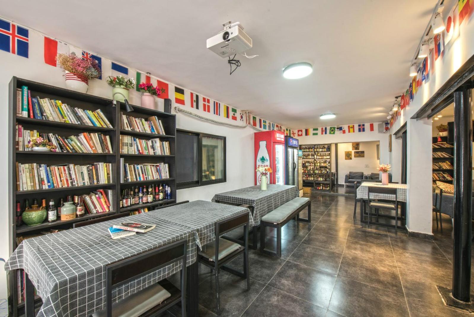 Hidden Garden Youth Hostel -Oriental Pearl &Lujiazui -Garden Social Area -Bar -Café -Free Laundry Luggage Storage -24H Front Desk -English Service