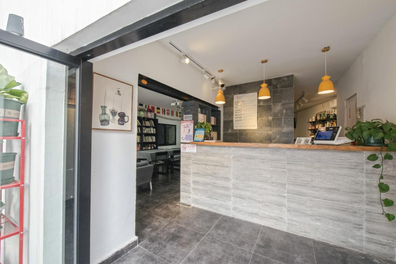 Hidden Garden Youth Hostel -Oriental Pearl &Lujiazui -Garden Social Area -Bar -Café -Free Laundry Luggage Storage -24H Front Desk -English Service