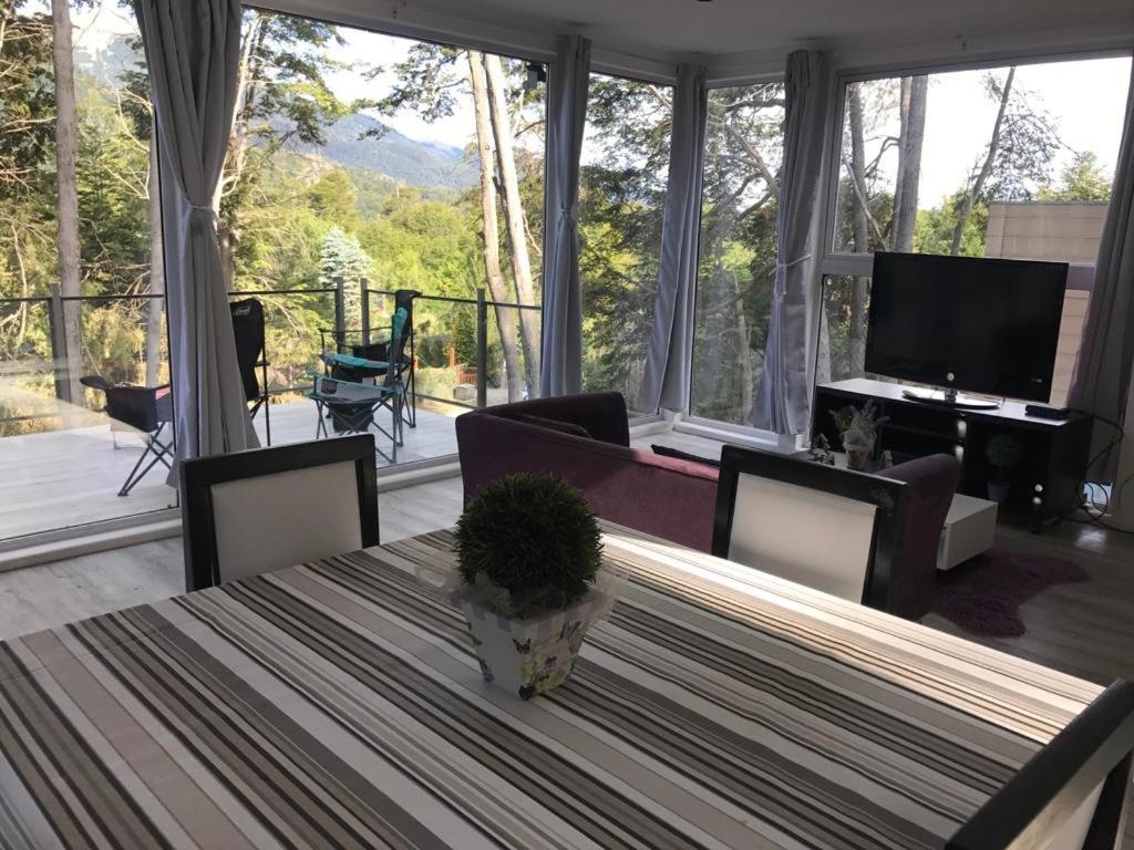 Casa moderna en el bosque y montaña
