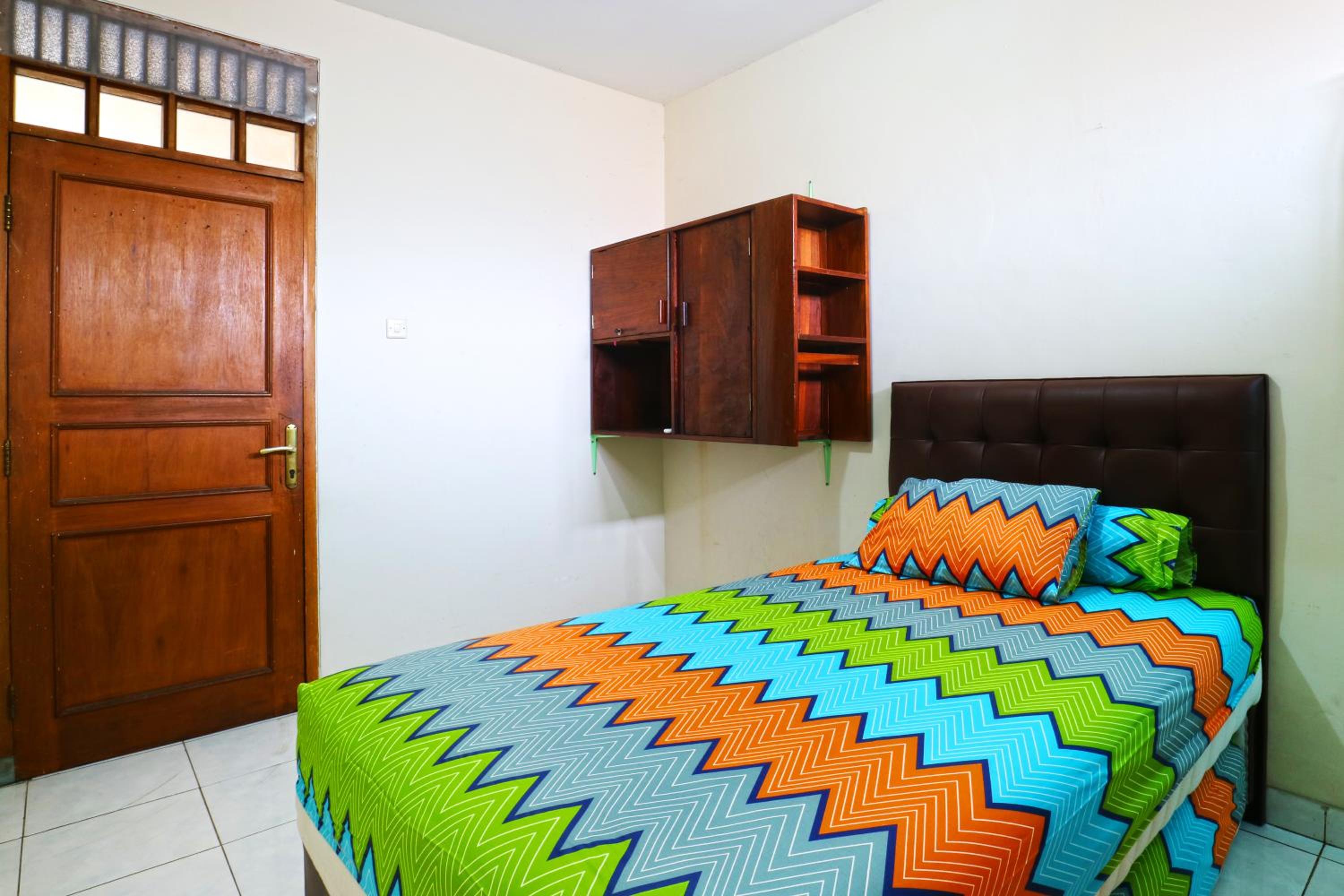 Premium Senen Guesthouse - Female Only