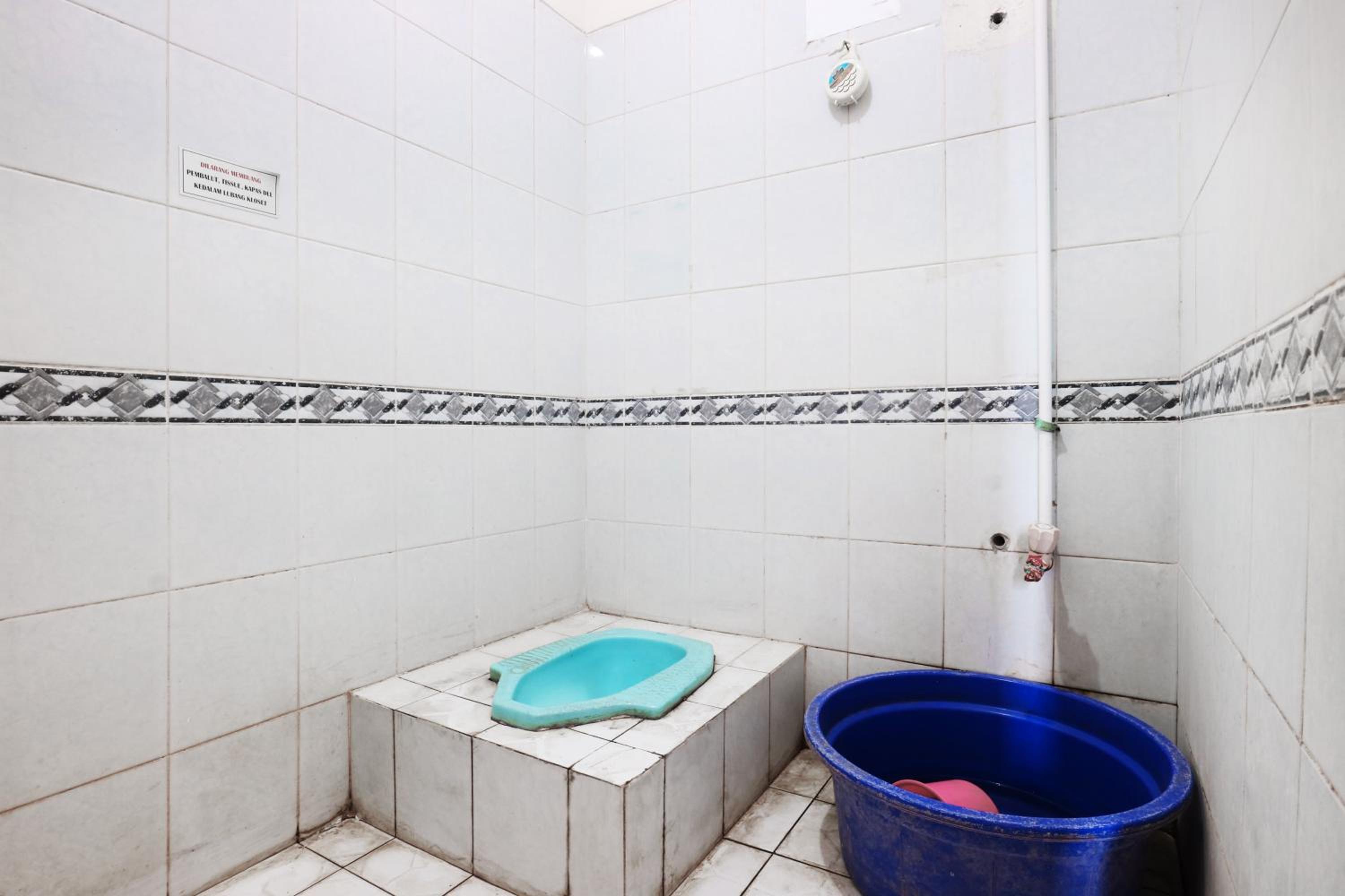 Premium Senen Guesthouse - Female Only