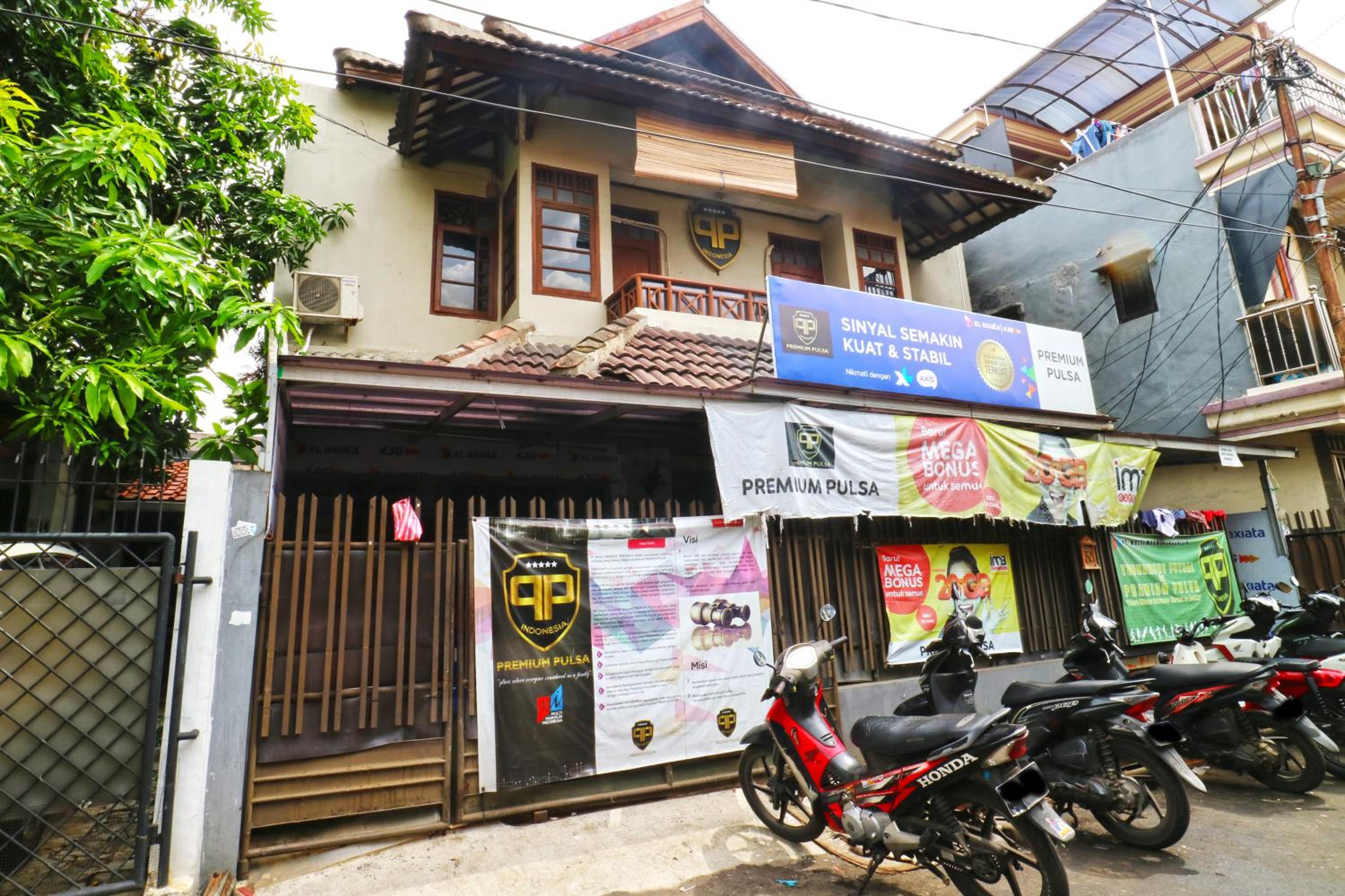 Premium Senen Guesthouse - Female Only