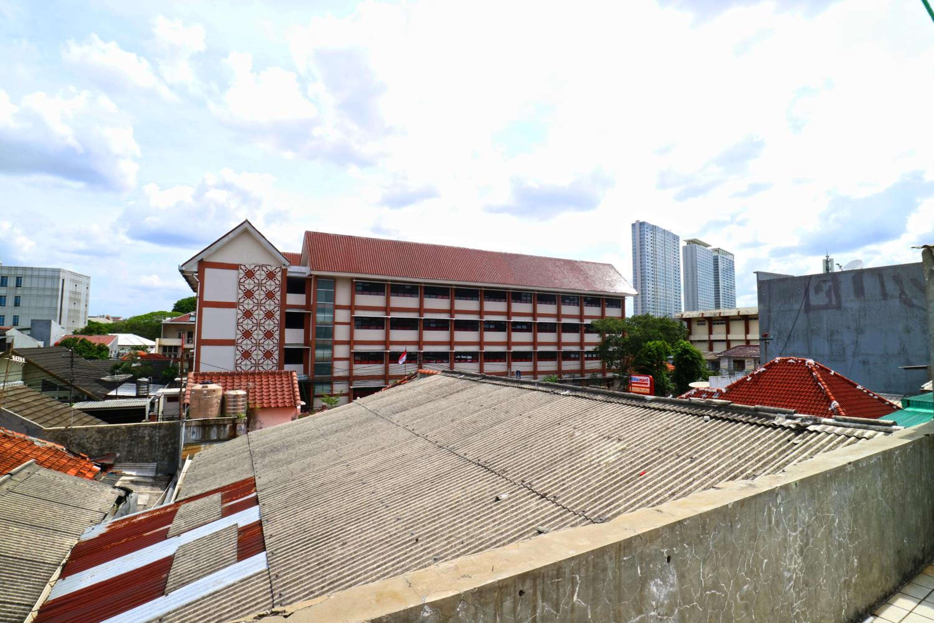 Premium Senen Guesthouse - Female Only