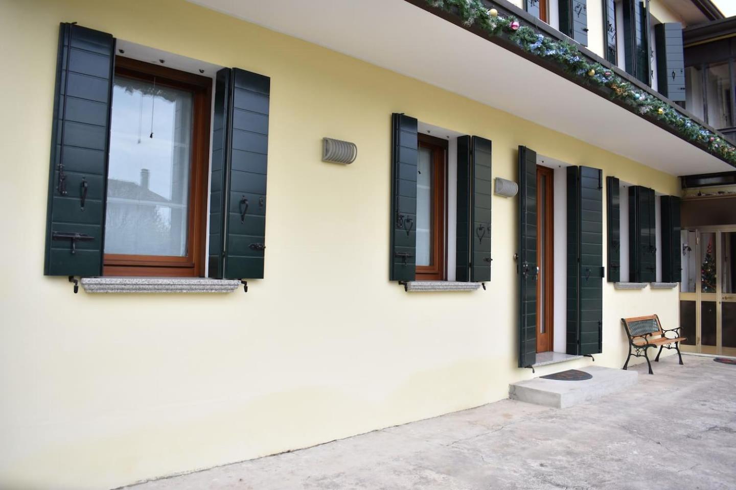 Comfy Apt 2 bedrooms and free parking - Quite area view 5