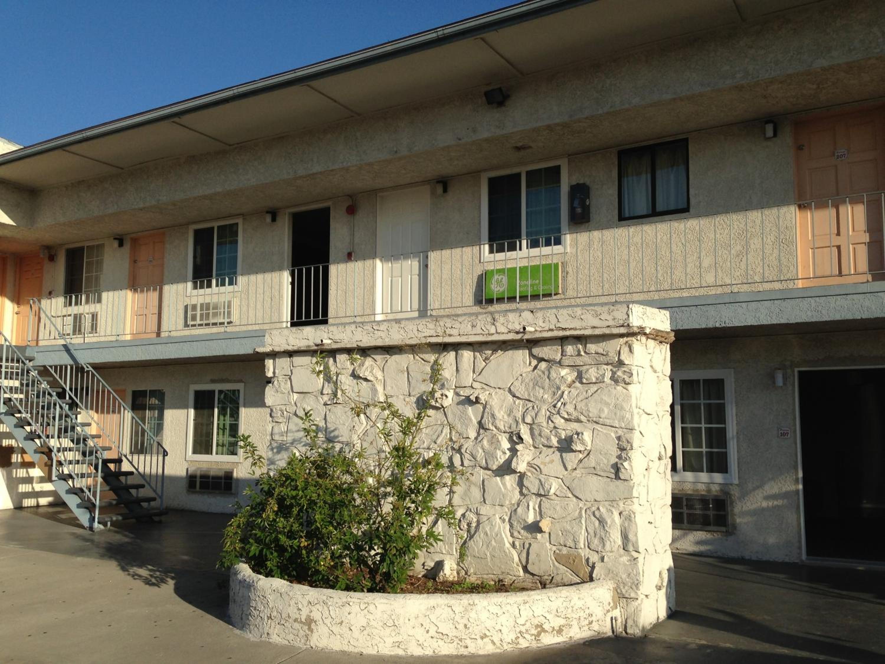Economy Inn - Property Image 1