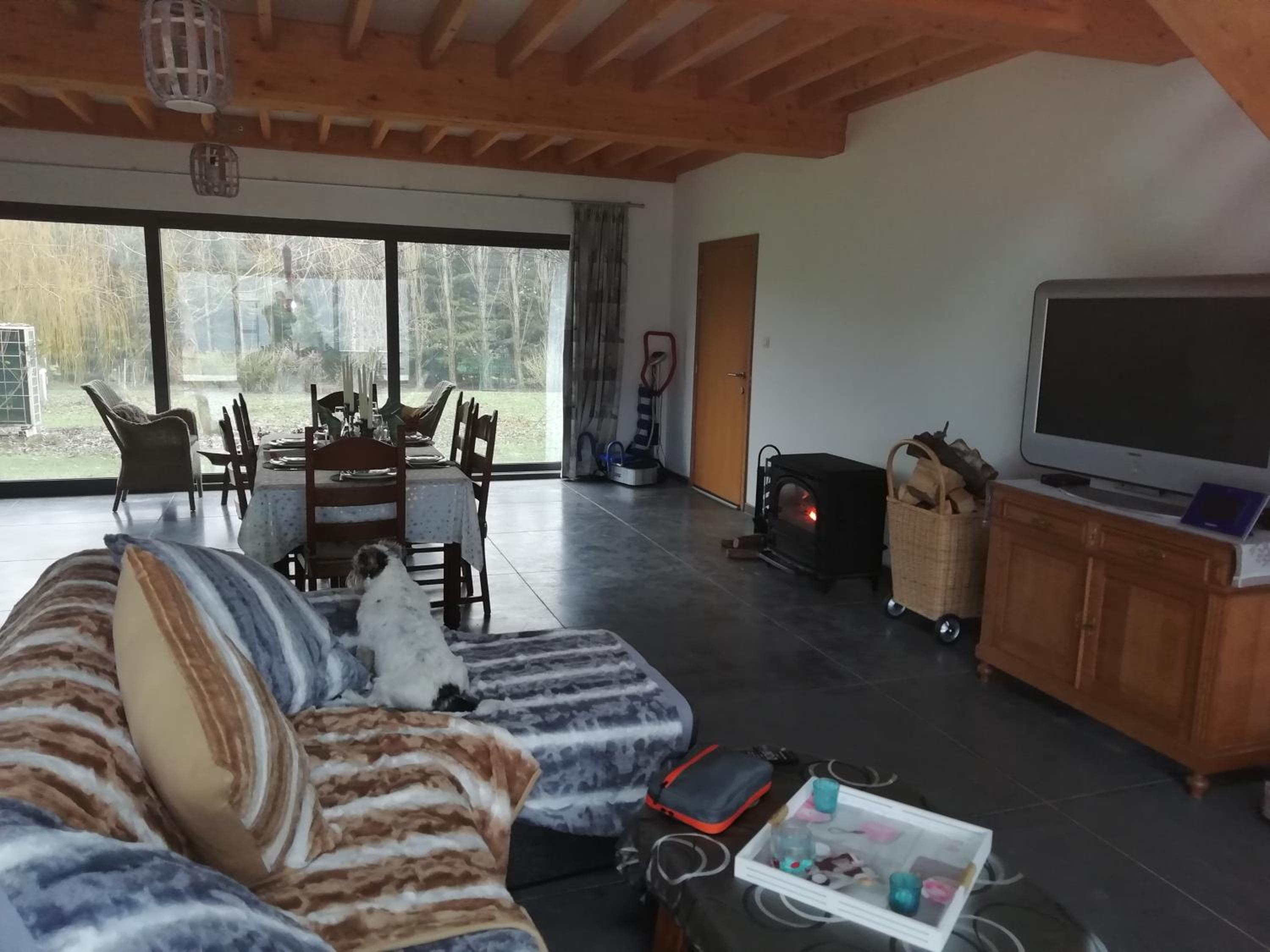 Florennes Gîte neuf 150 M2 devant un grand lac privé de 2 hectares poissonneux au milieu des bois