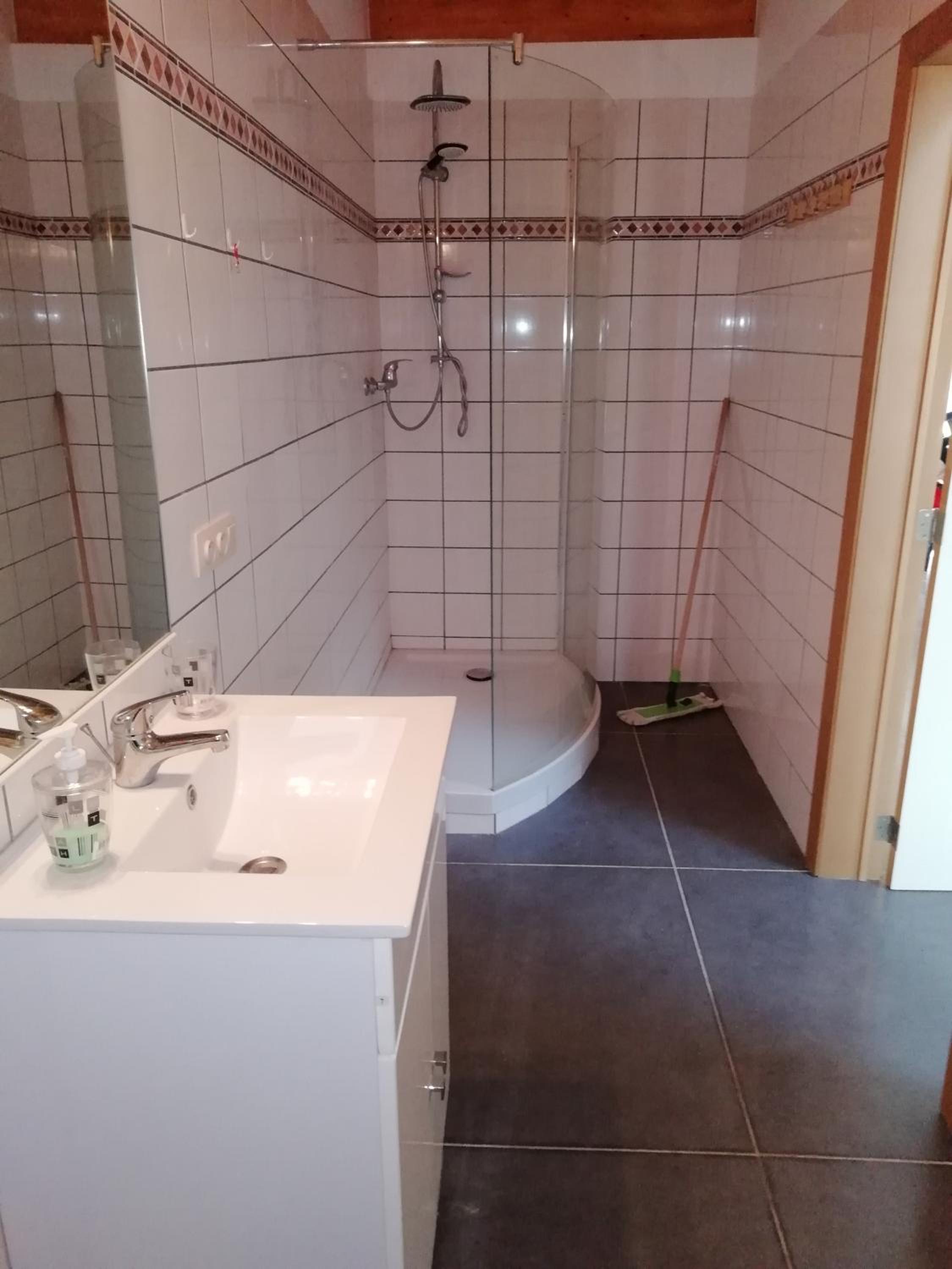 Florennes Gîte neuf 150 M2 devant un grand lac privé de 2 hectares poissonneux au milieu des bois