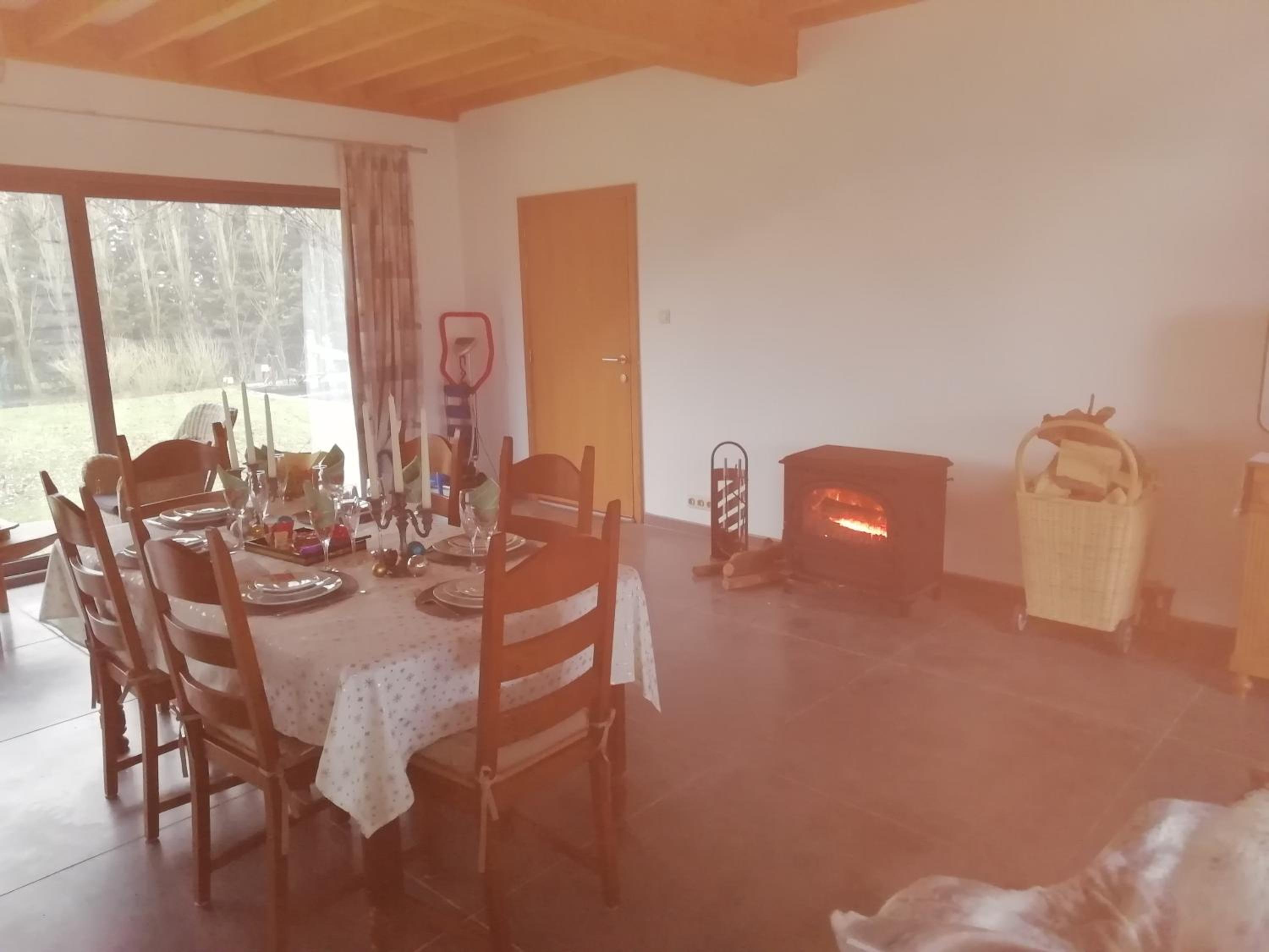 Florennes Gîte neuf 150 M2 devant un grand lac privé de 2 hectares poissonneux au milieu des bois