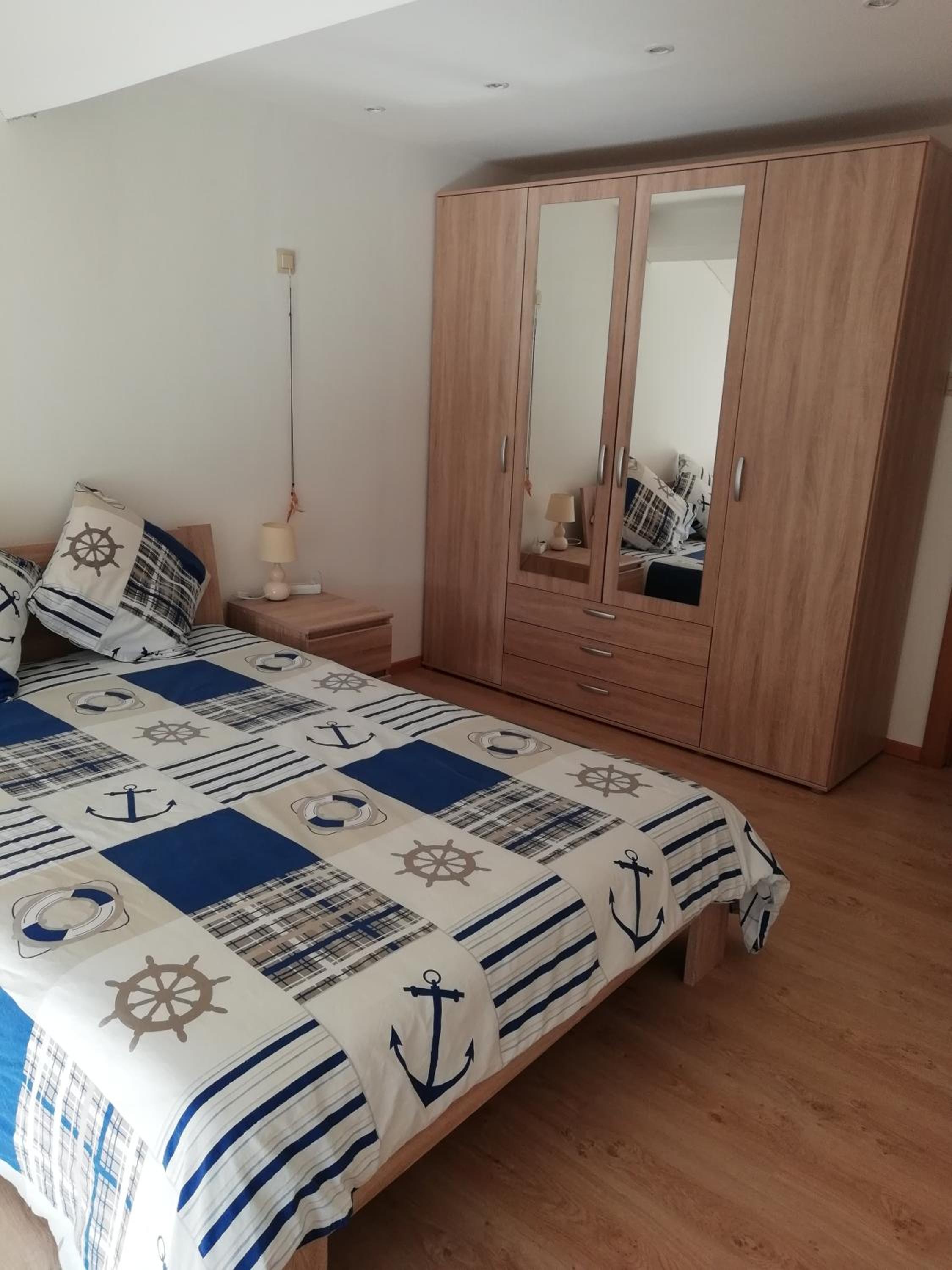 Florennes Gîte neuf 150 M2 devant un grand lac privé de 2 hectares poissonneux au milieu des bois