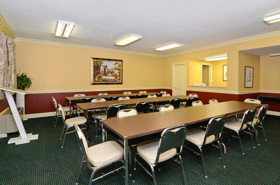Motel 6 Sandersville, GA