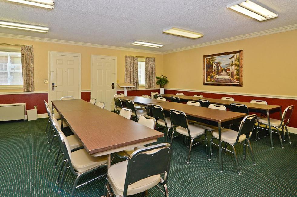 Motel 6 Sandersville, GA