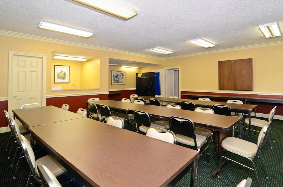 Motel 6 Sandersville, GA