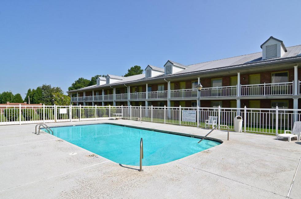 Motel 6 Sandersville, GA