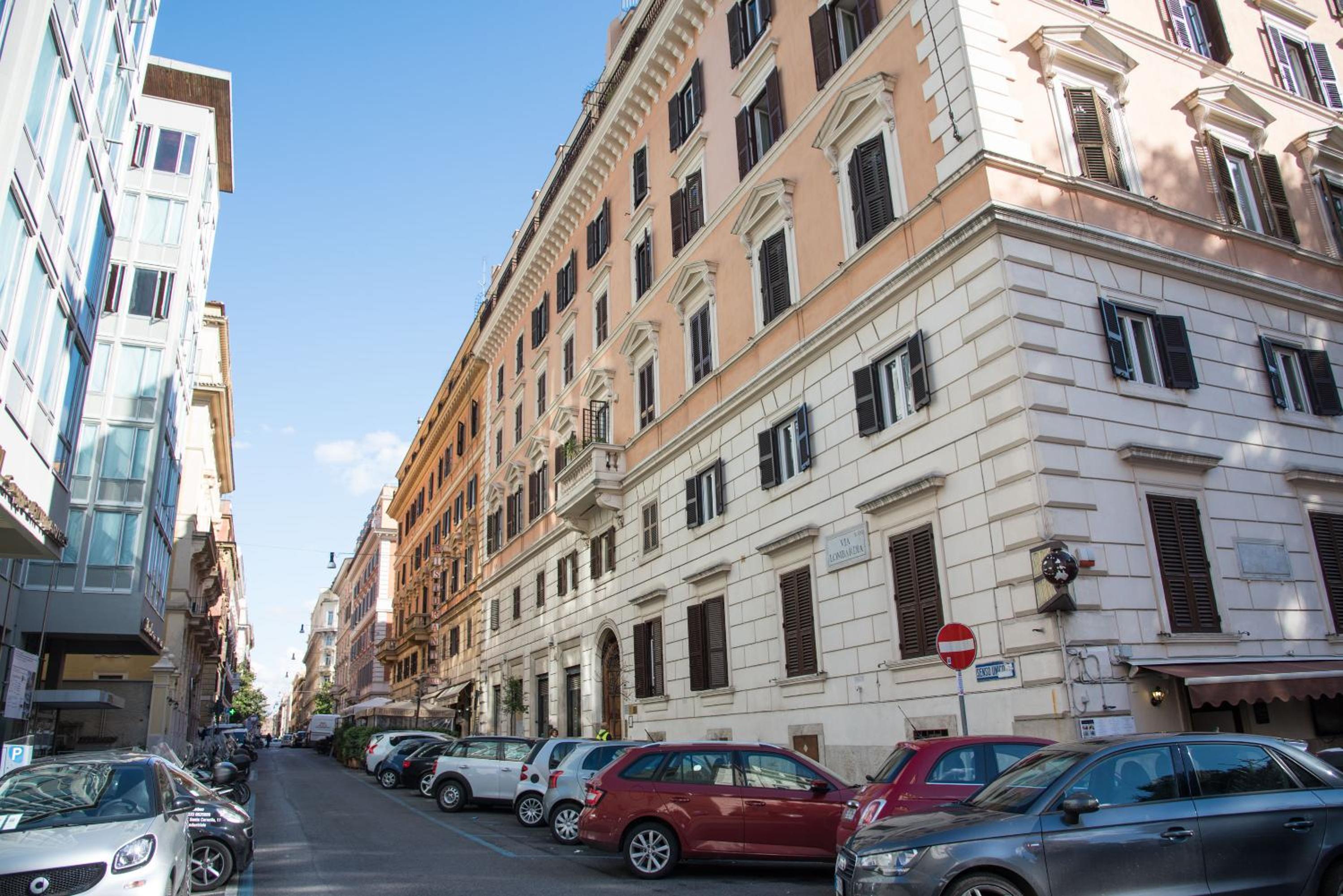 Hotel Lombardia40 Luxury Suites - Image 1