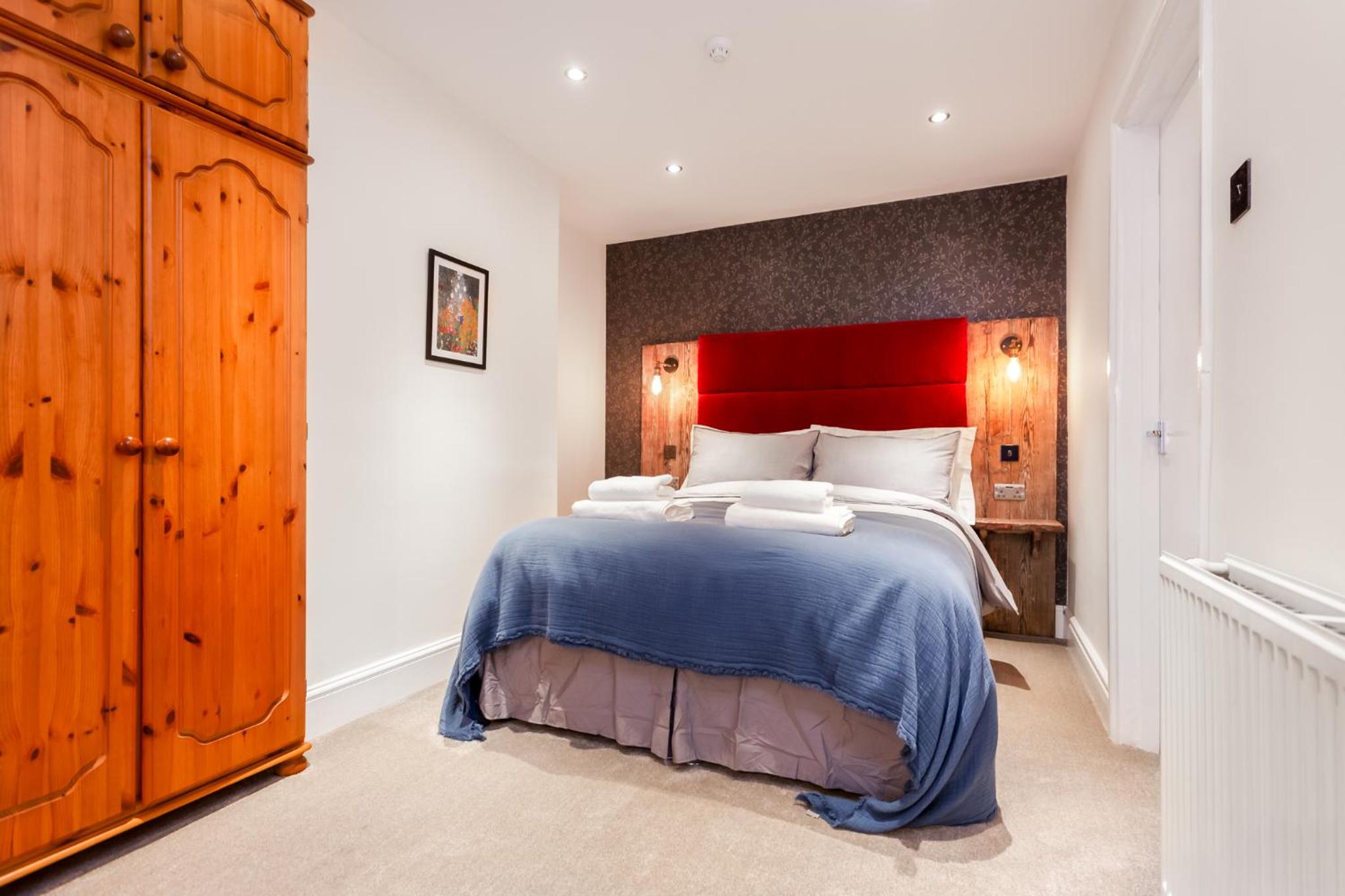Gorgeous Town Centre Apt with Courtyard Garden view 2