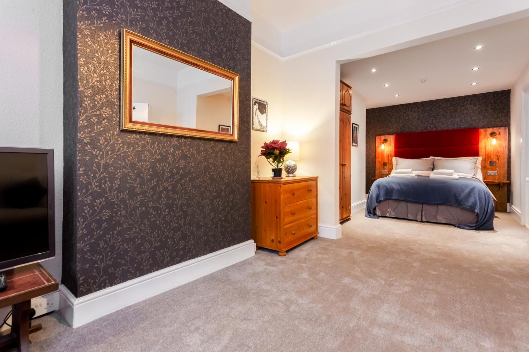Gorgeous Town Centre Apt with Courtyard Garden view 3