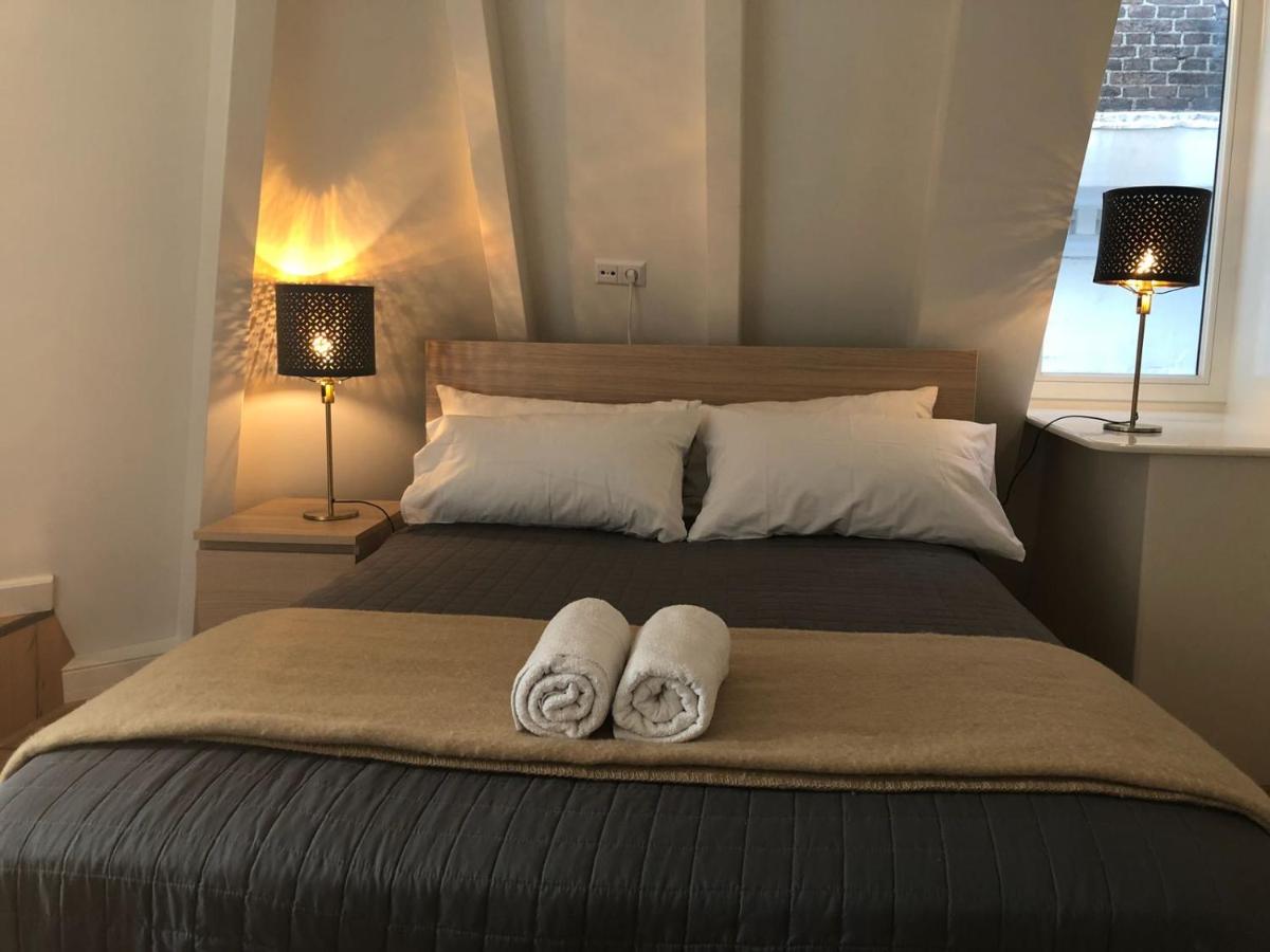 A'DAM CENTRE CHIC