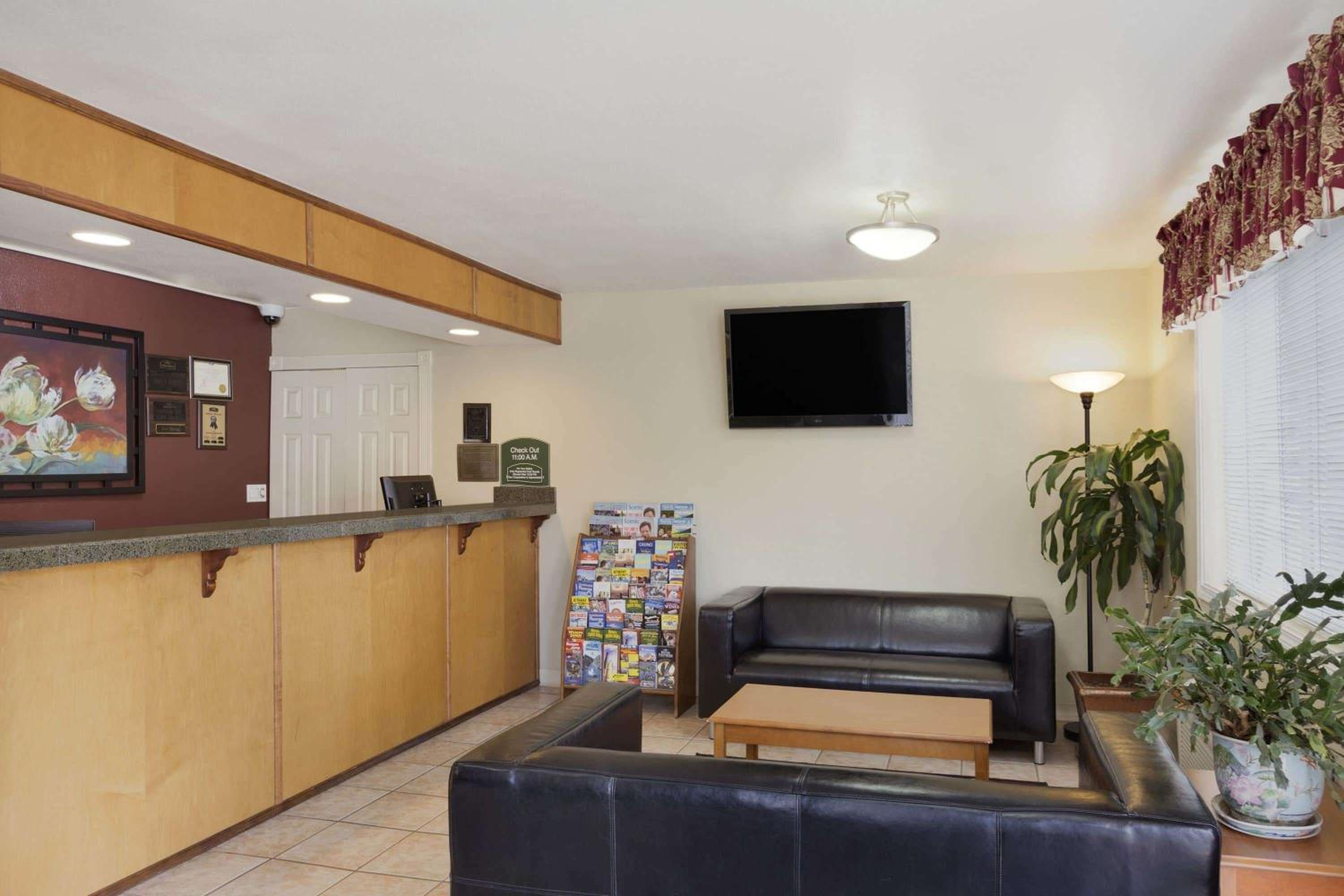 Howard Johnson by Wyndham Salem view 2