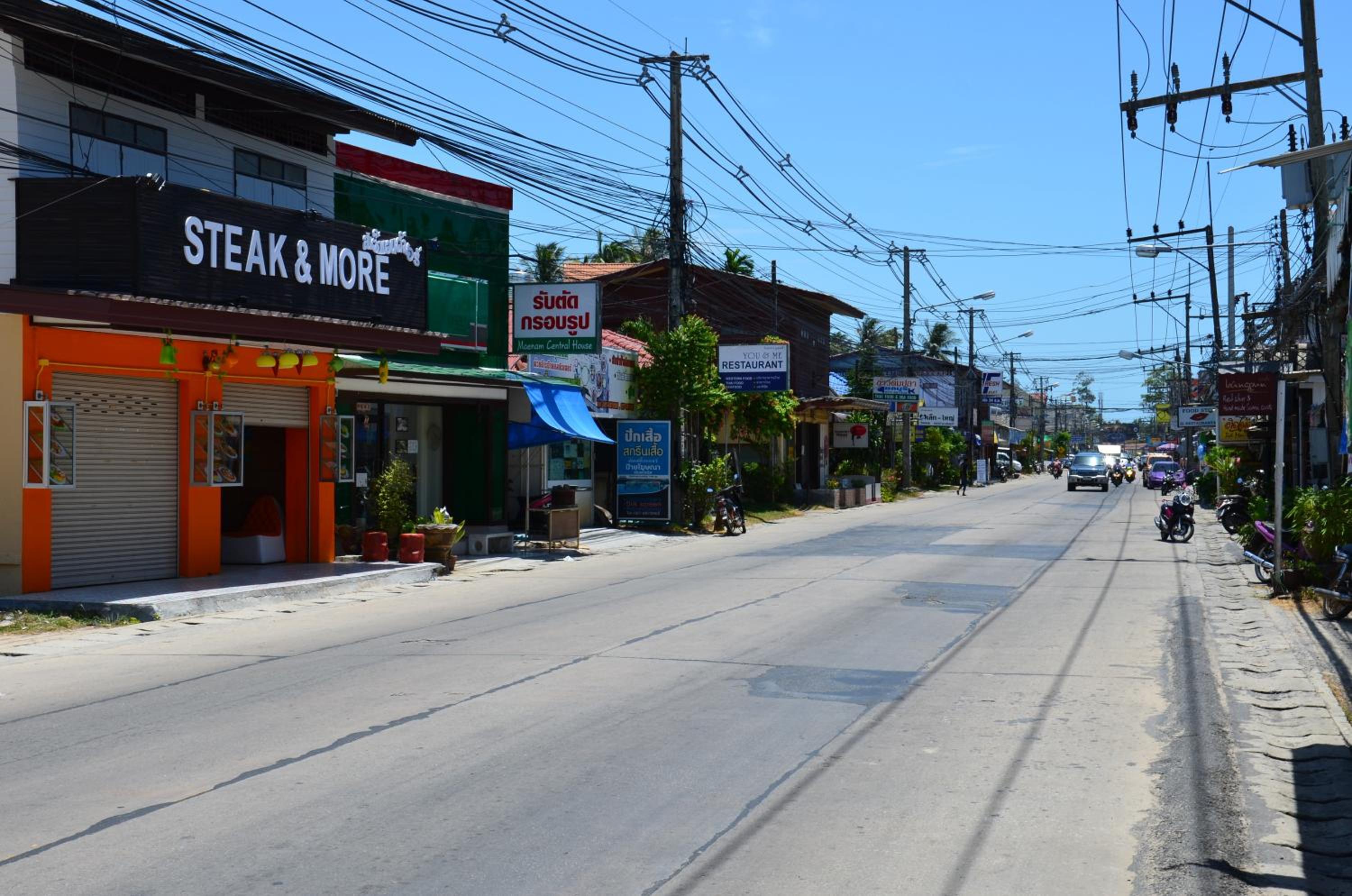 Baan Banyan Villa, wood house short walk to Mae Nam beach
