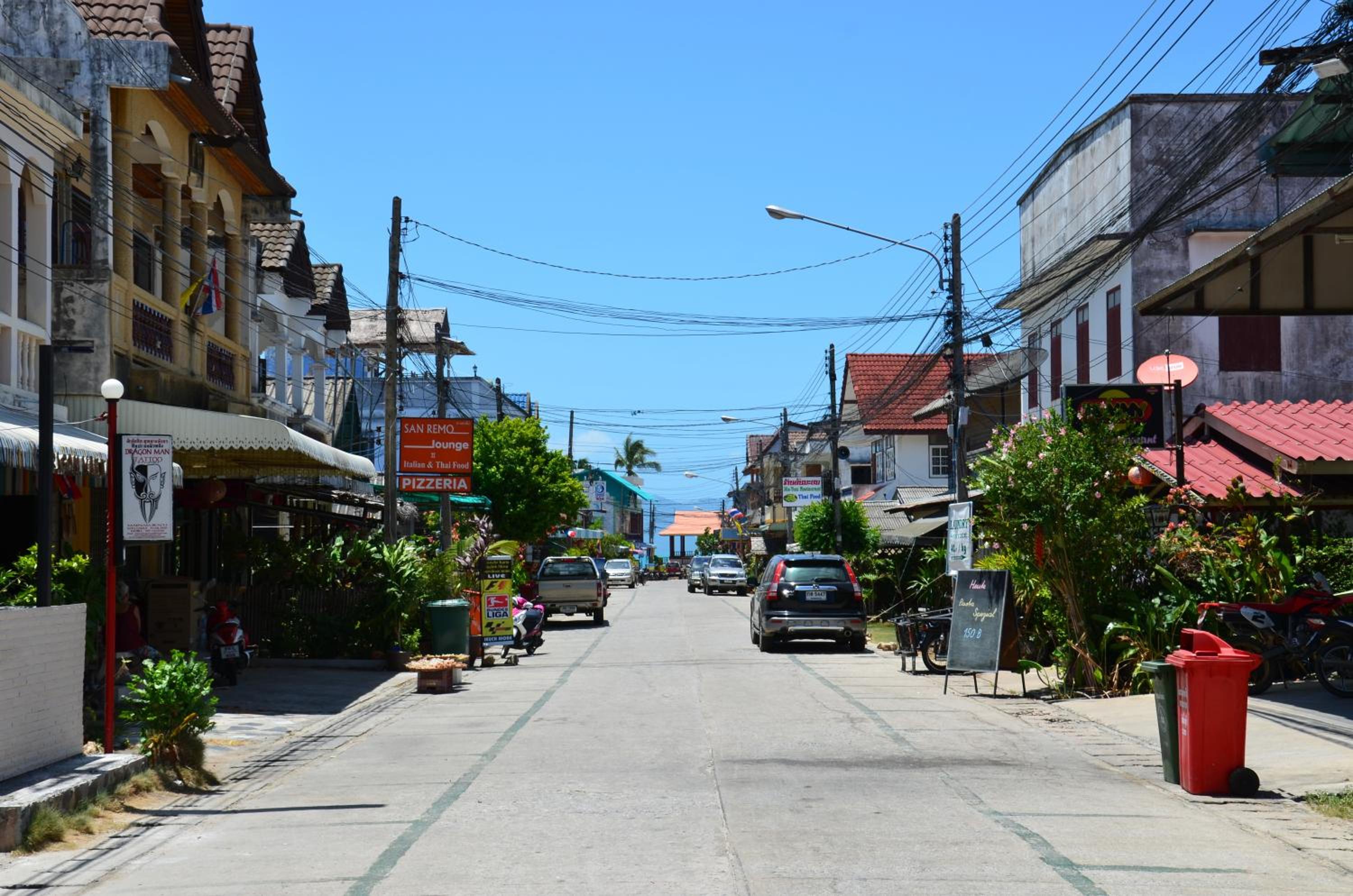 Baan Banyan Villa, wood house short walk to Mae Nam beach