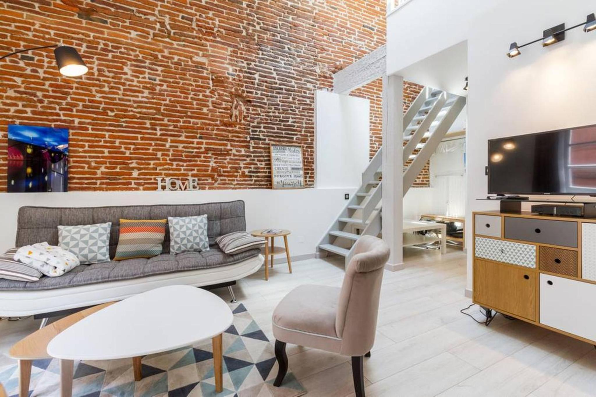 Charming Renovated Old Apartment at Place des Carmes view 3