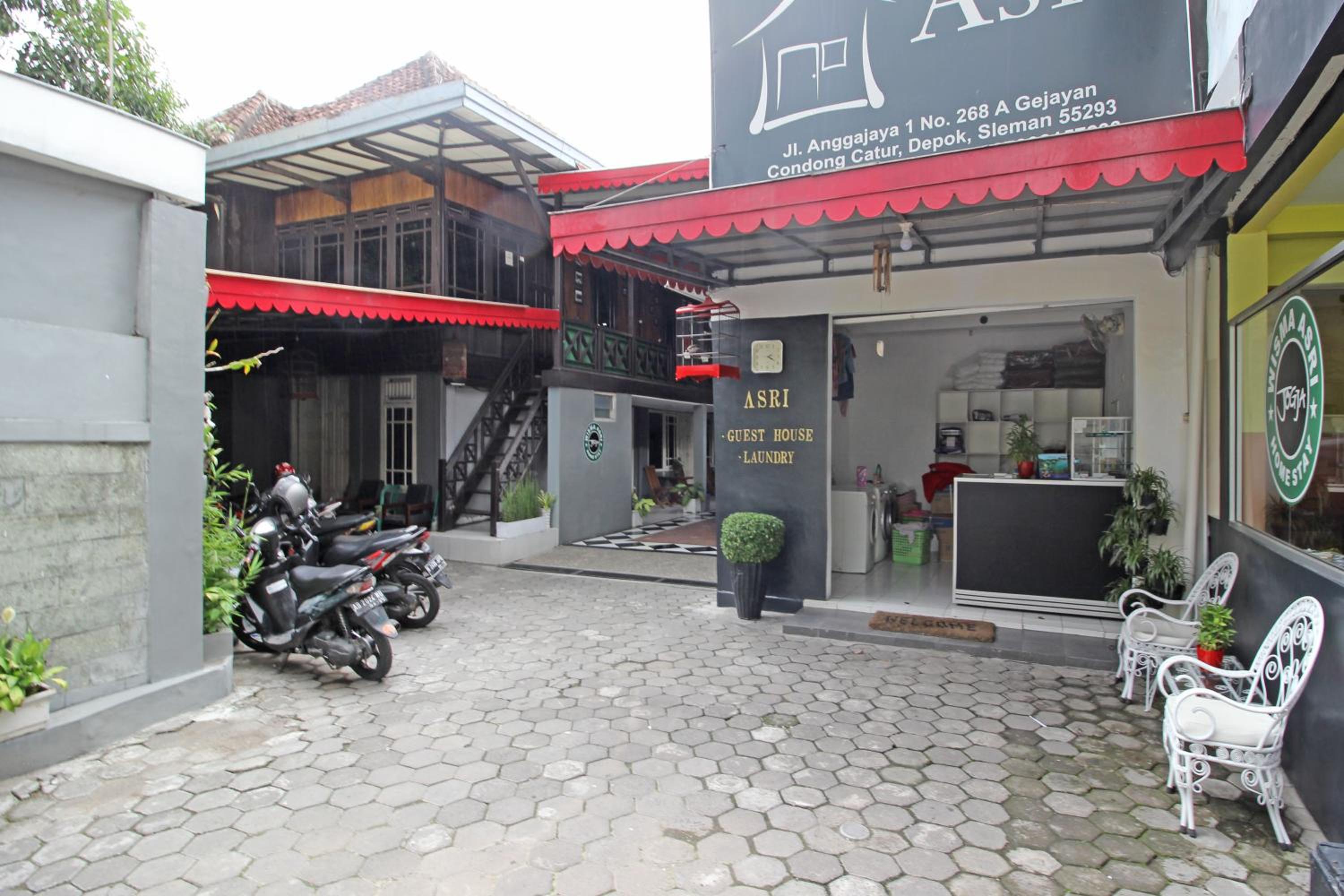 RedDoorz near Terminal Condong Catur view 3